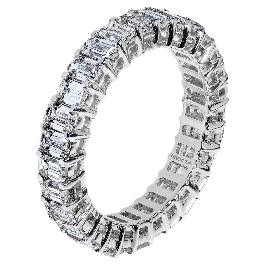 4 Karat Smaragdschliff Diamant-Eternity-Ring zertifiziert im Angebot