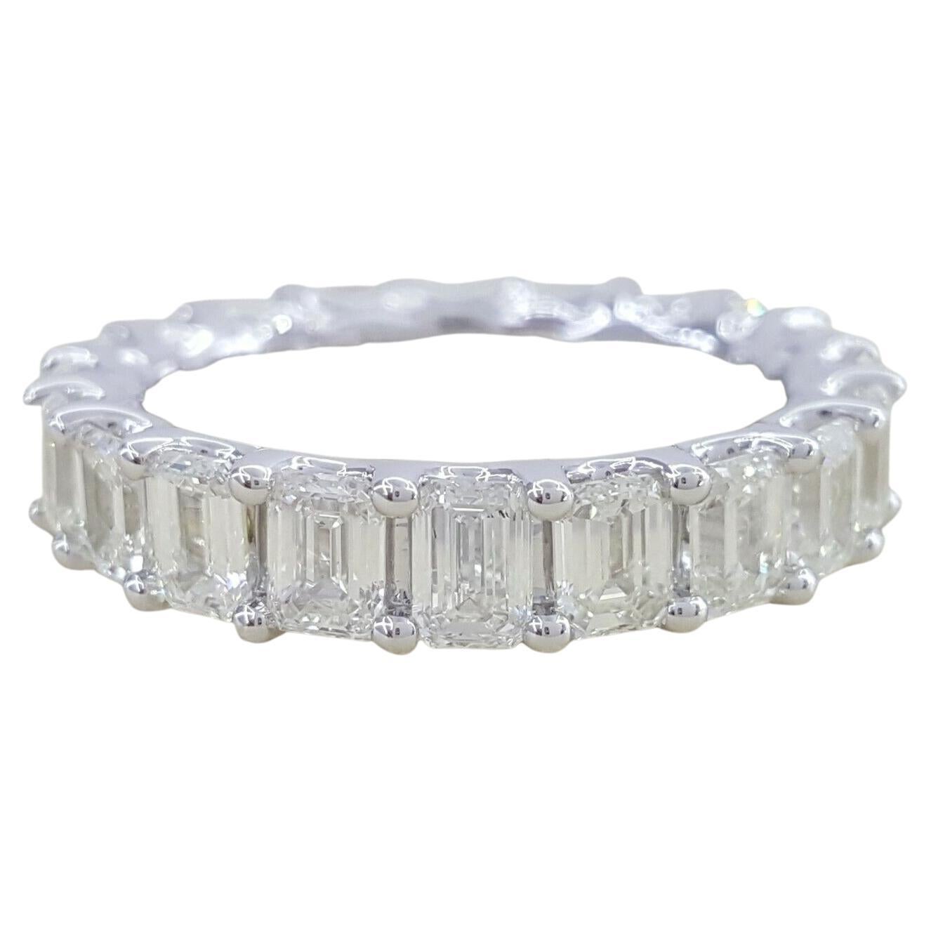 4 Carat Emerald Cut Diamond Eternity Band Ring In New Condition For Sale In Rome, IT