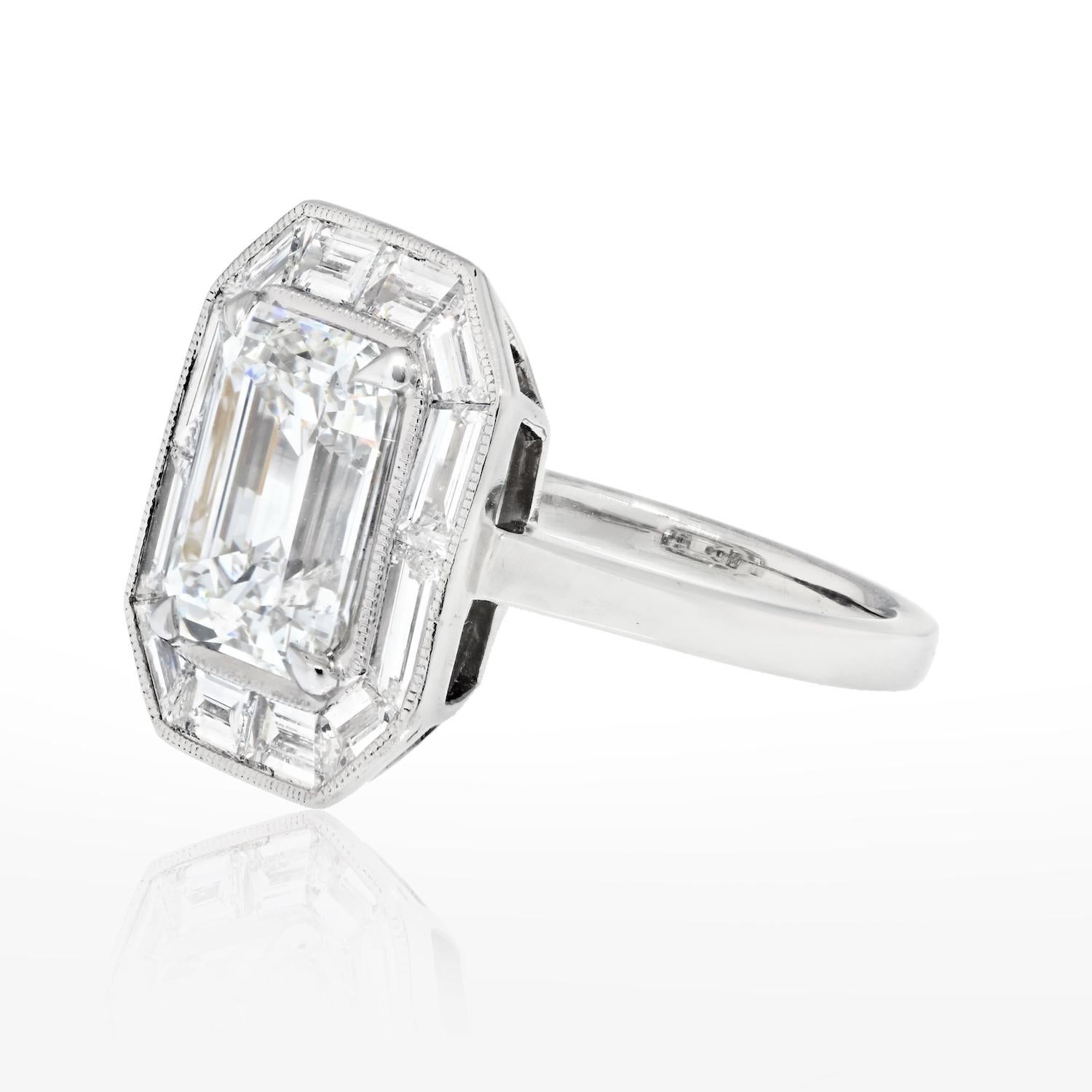 Bague de fiançailles en diamant taille émeraude de 4 carats.

Cette magnifique bague de fiançailles en platine est ornée d'un superbe diamant taille émeraude certifié par le GIA. 
Nous vous promettons que si vous aimez l'Art Déco, l'architecture et
