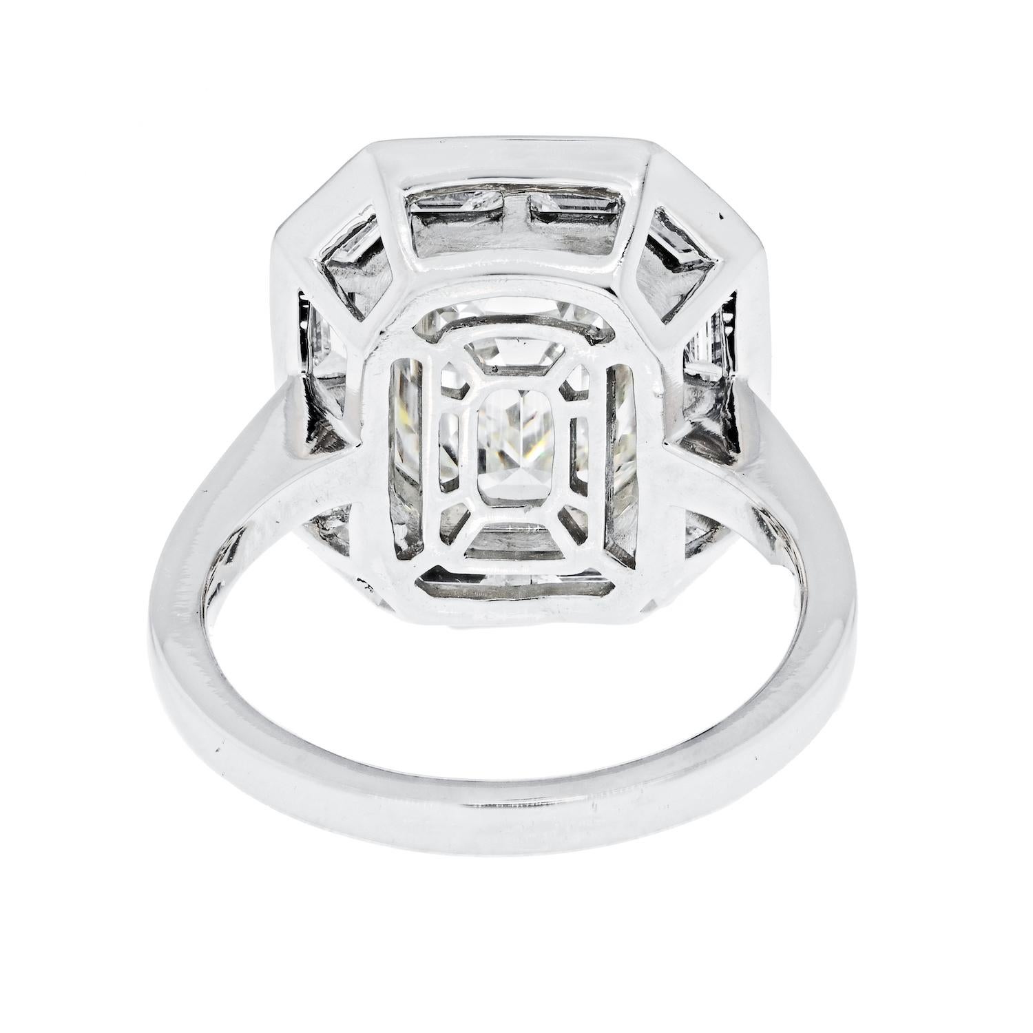 Bague de fiançailles certifiée GIA avec diamant taille émeraude de 4 carats Excellent état - En vente à New York, NY