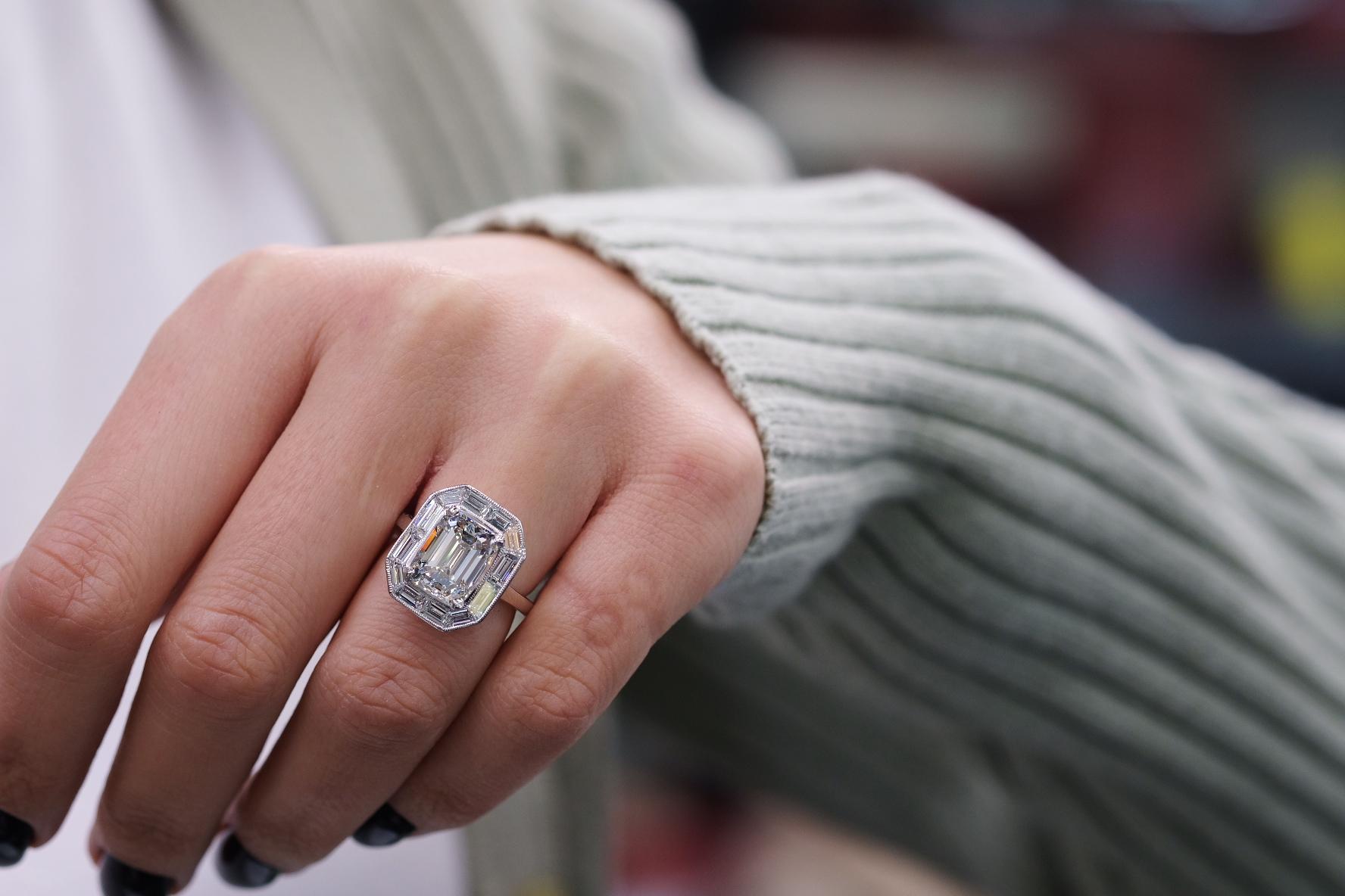 Bague de fiançailles certifiée GIA avec diamant taille émeraude de 4 carats en vente 1
