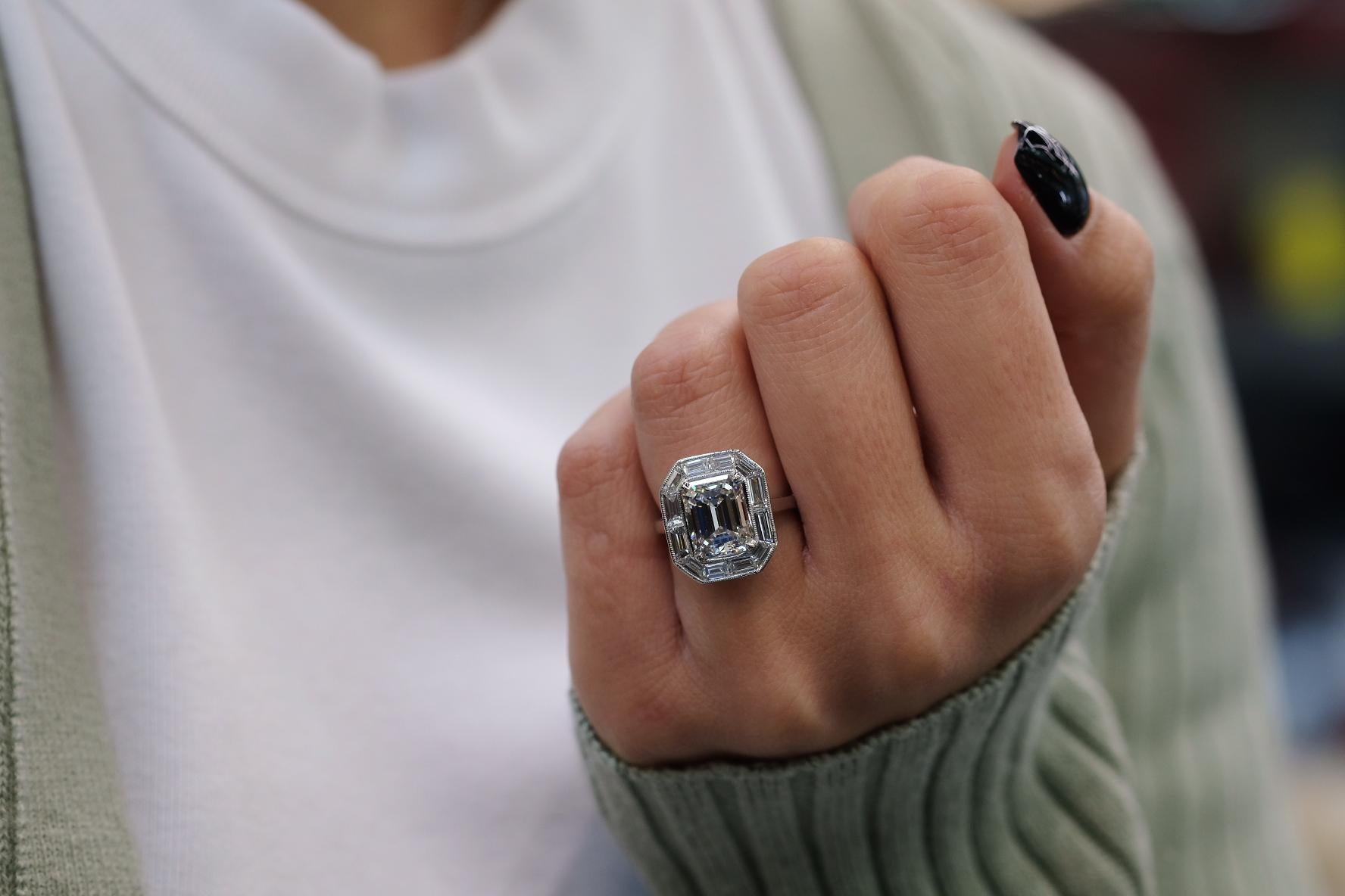 Bague de fiançailles certifiée GIA avec diamant taille émeraude de 4 carats en vente 2