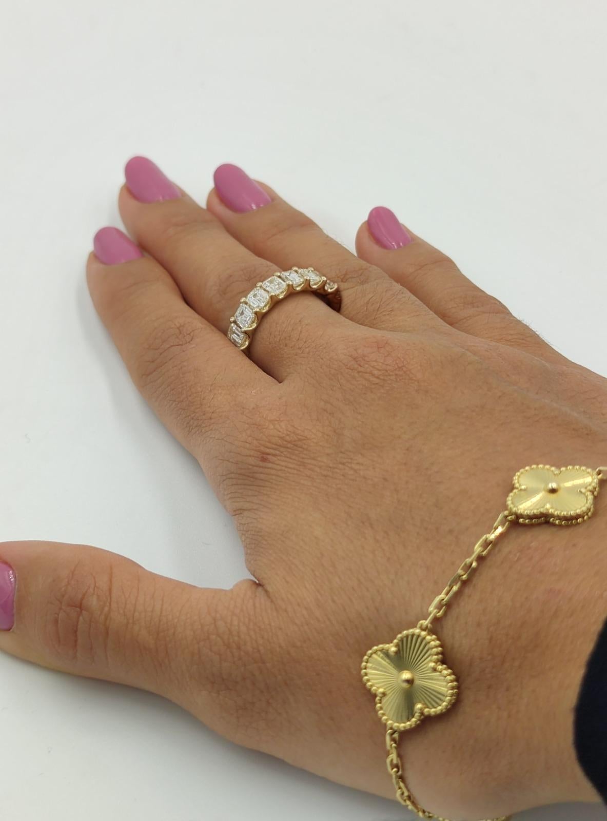 Taille émeraude 4 Carat Emerald Cut Yellow Gold Eternity Band Wedding Ring en vente