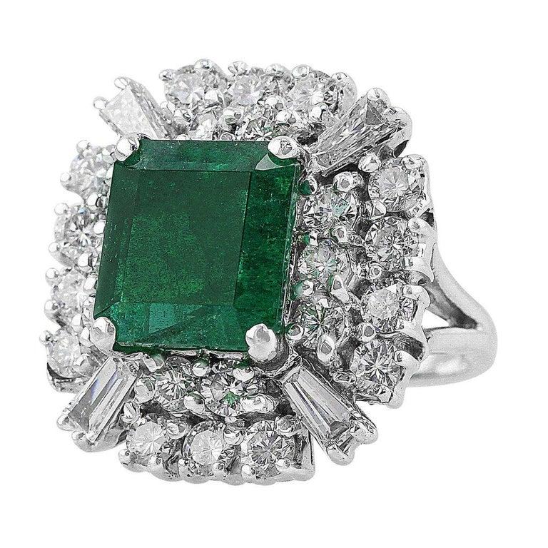4 Karat Smaragd-Diamant-Ring (Smaragdschliff) im Angebot