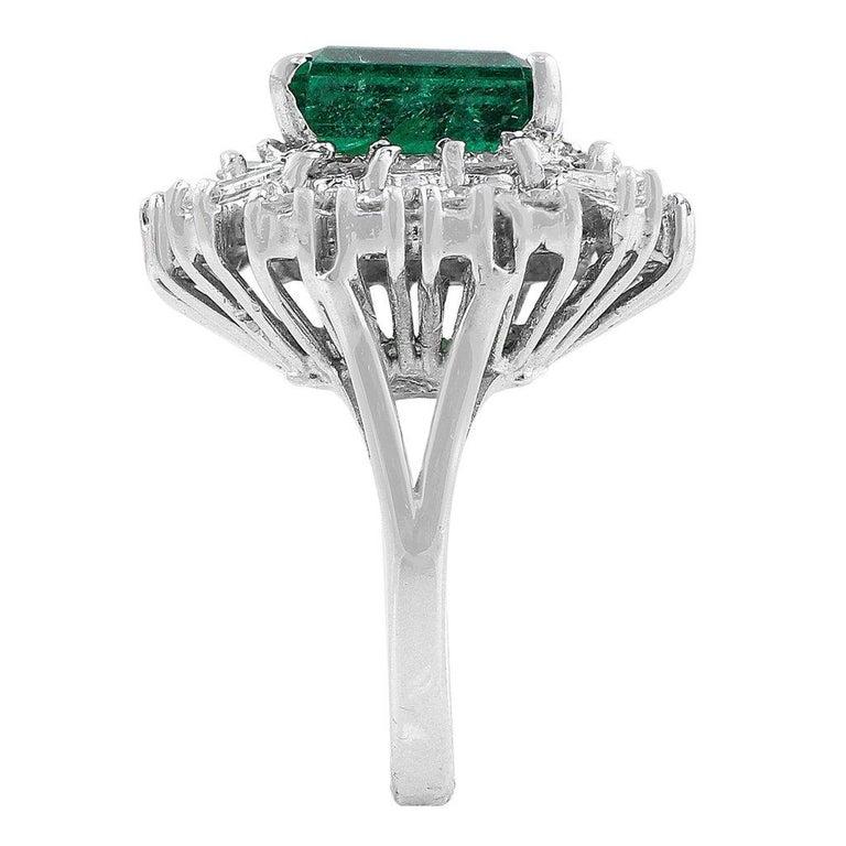 4 Karat Smaragd-Diamant-Ring Damen im Angebot