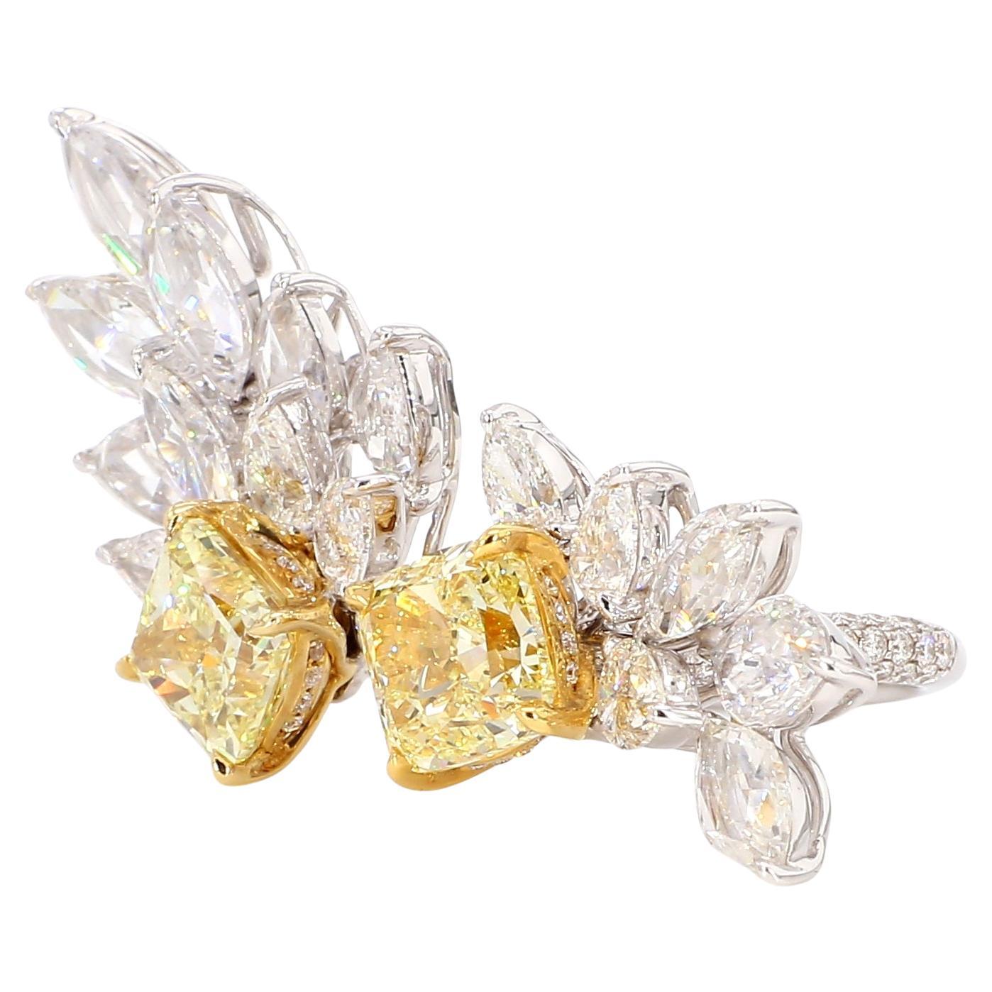 Un impresionante Anillo de Cóctel inspirado en el Art Nouveau que muestra una fascinante fusión de un Diamante Amarillo Fancy en Forma de Cojín de 2,13 Quilates, certificado por GIA como VVS2 en claridad, y un Diamante Amarillo Fancy de 2,02