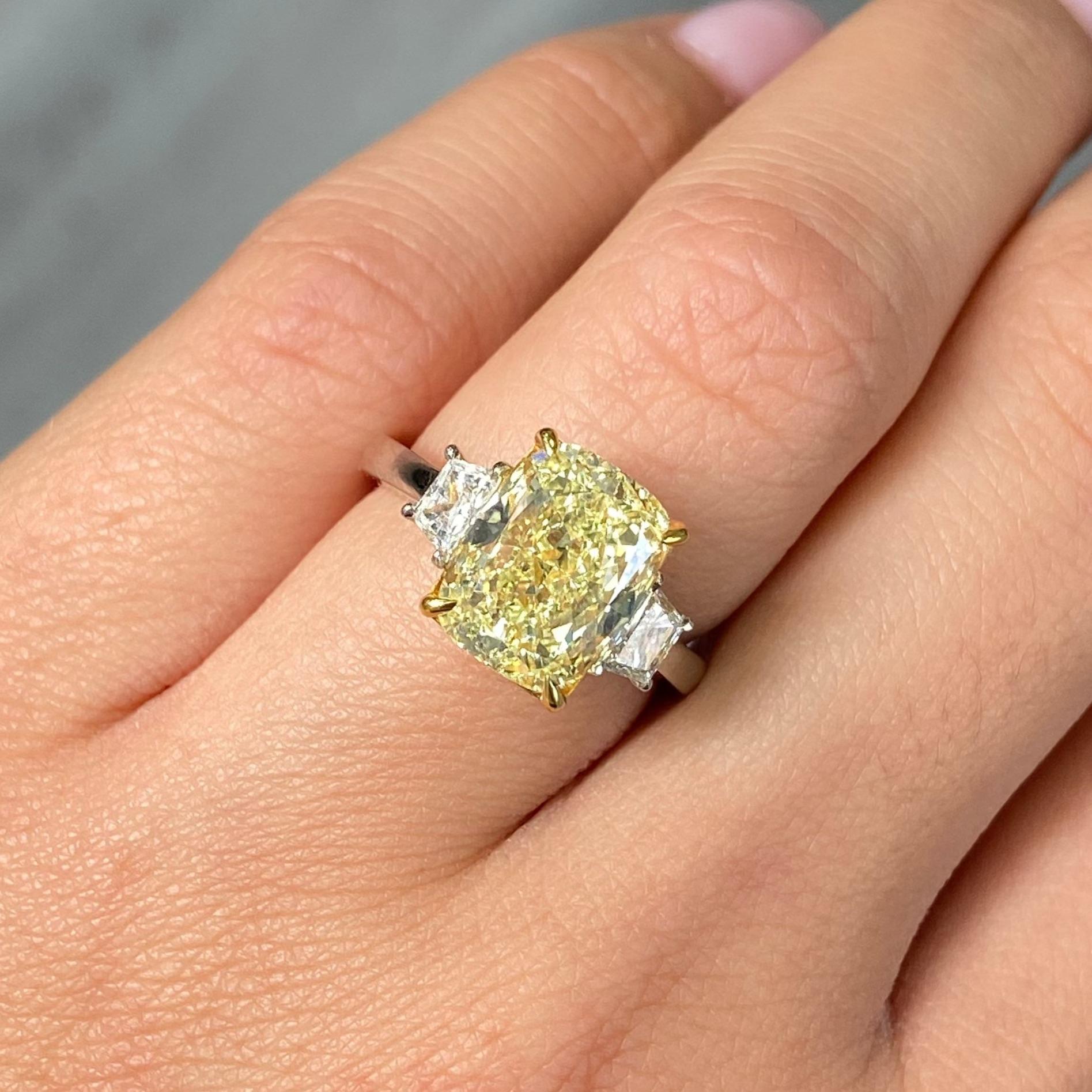 Taglio cuscino Rare Colors 4 Carat Fancy Yellow Elongated Cushion Diamond Three Stone Ring in vendita