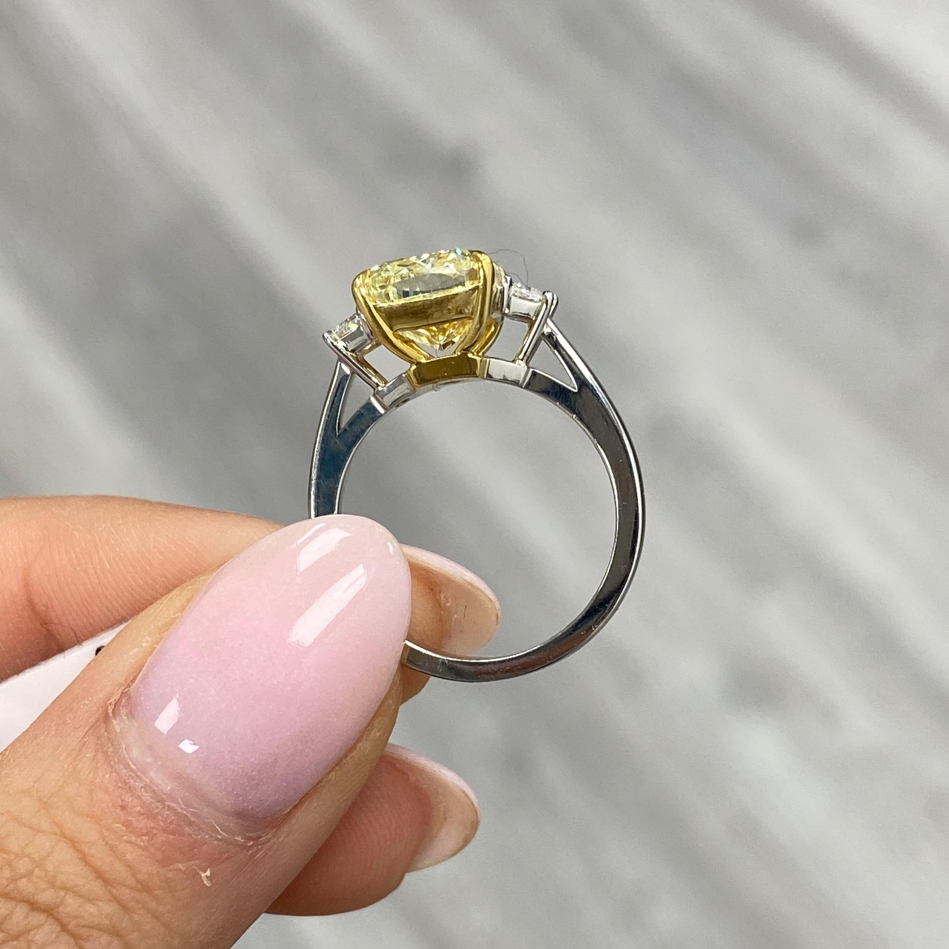 Rare Colors 4 Carat Fancy Yellow Elongated Cushion Diamond Three Stone Ring In condizioni Nuovo in vendita a New York, NY