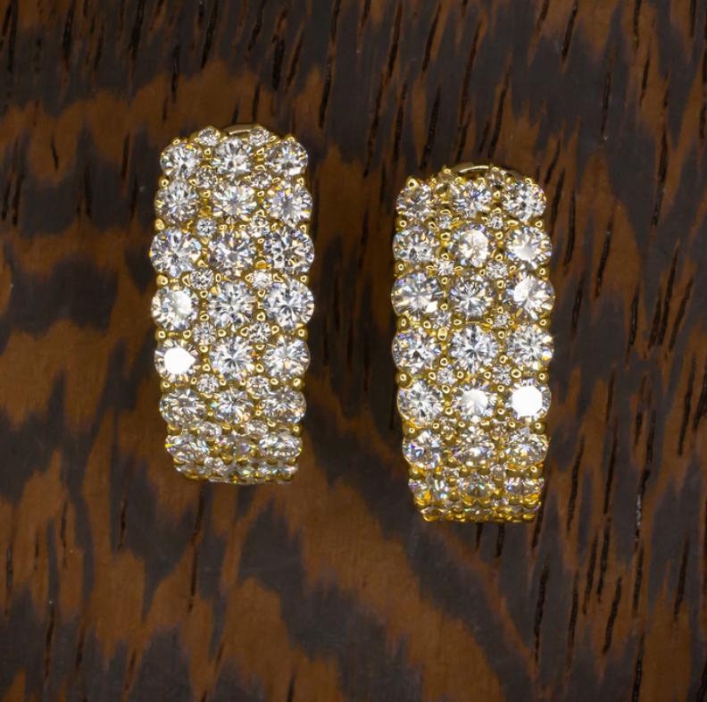 4 Carat G VS Excellent Cut Diamond Huggie Earrings 18 Karat Yellow Gold In Excellent Condition In Rome, IT