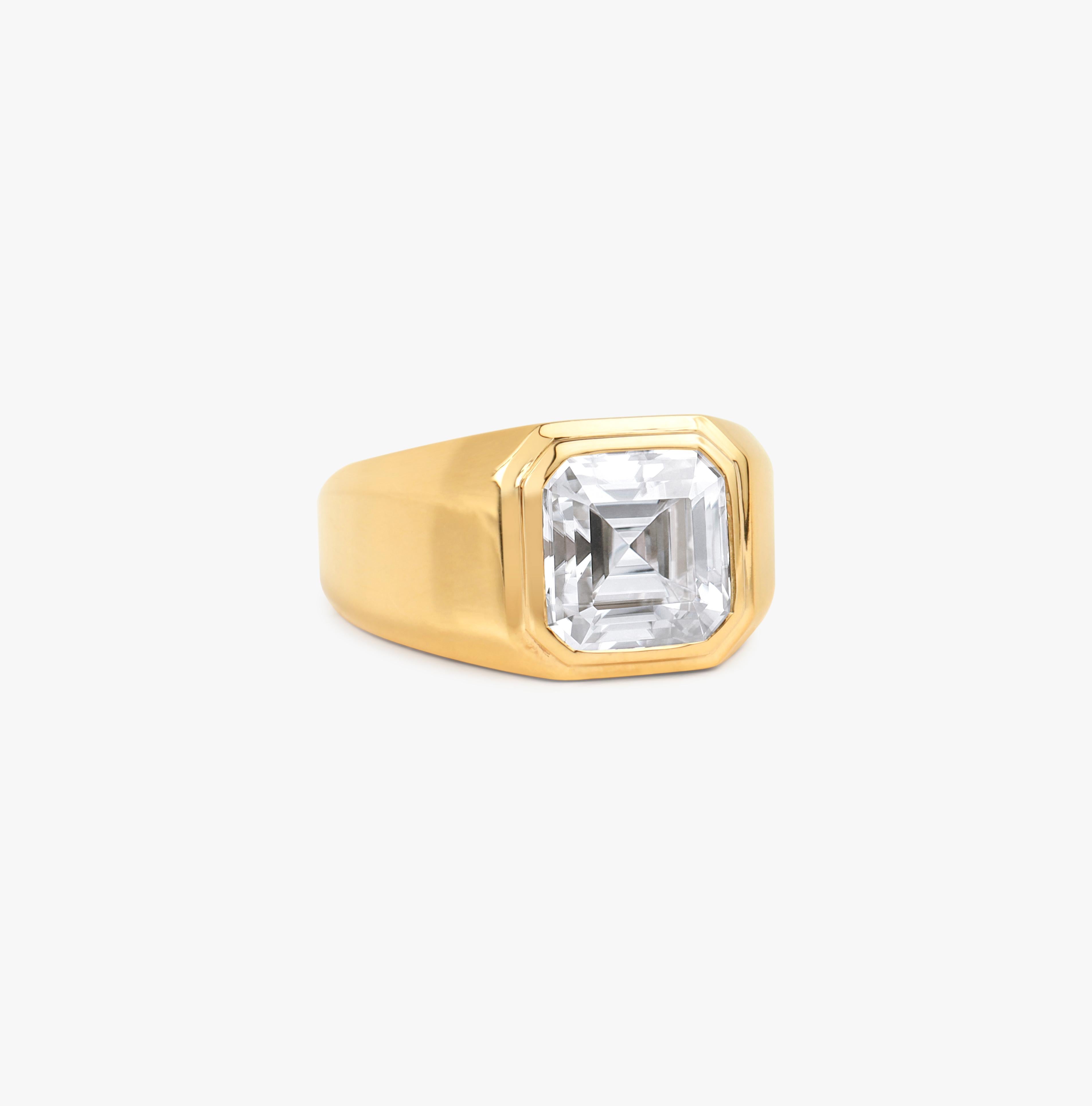 GIA Report Certified 4 Carat Asscher Cut Diamond in 18k Yellow Gold Signet Ring  In New Condition For Sale In Jaipur, RJ