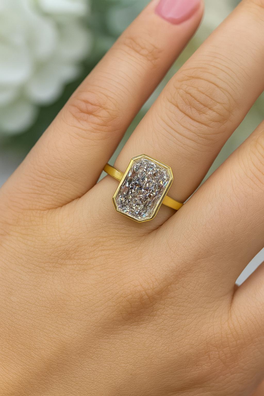 Radiant Cut 4 Carat GIA Certified E VS1 Radiant Diamond Cut Diamond Gold Ring For Sale