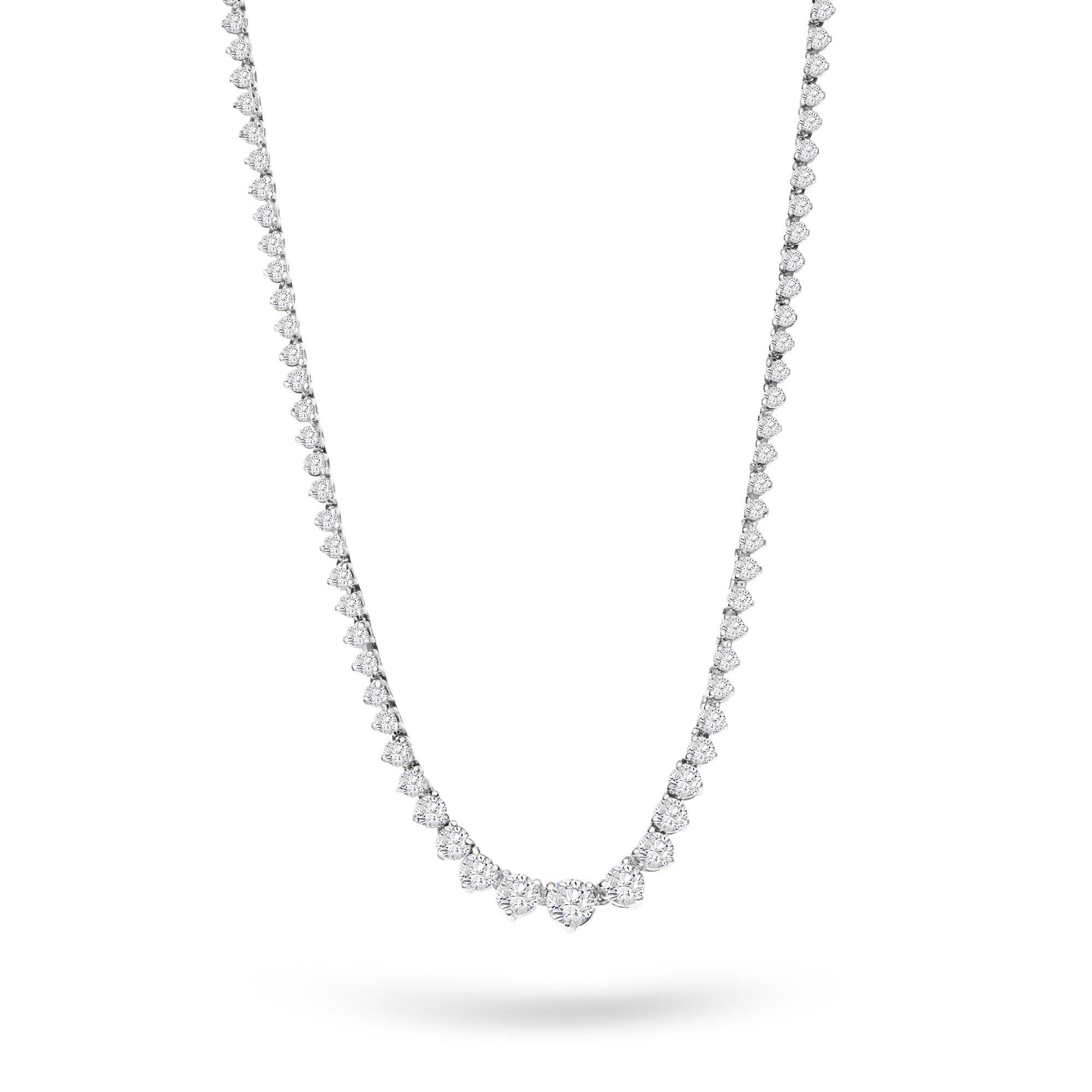 Cet élégant collier de tennis en diamants gradués présente 4 carats de diamants ronds de taille brillant, sertis dans un design classique à trois branches. Fabriqués en or blanc 14 carats, les diamants s'échelonnent doucement vers le centre, les