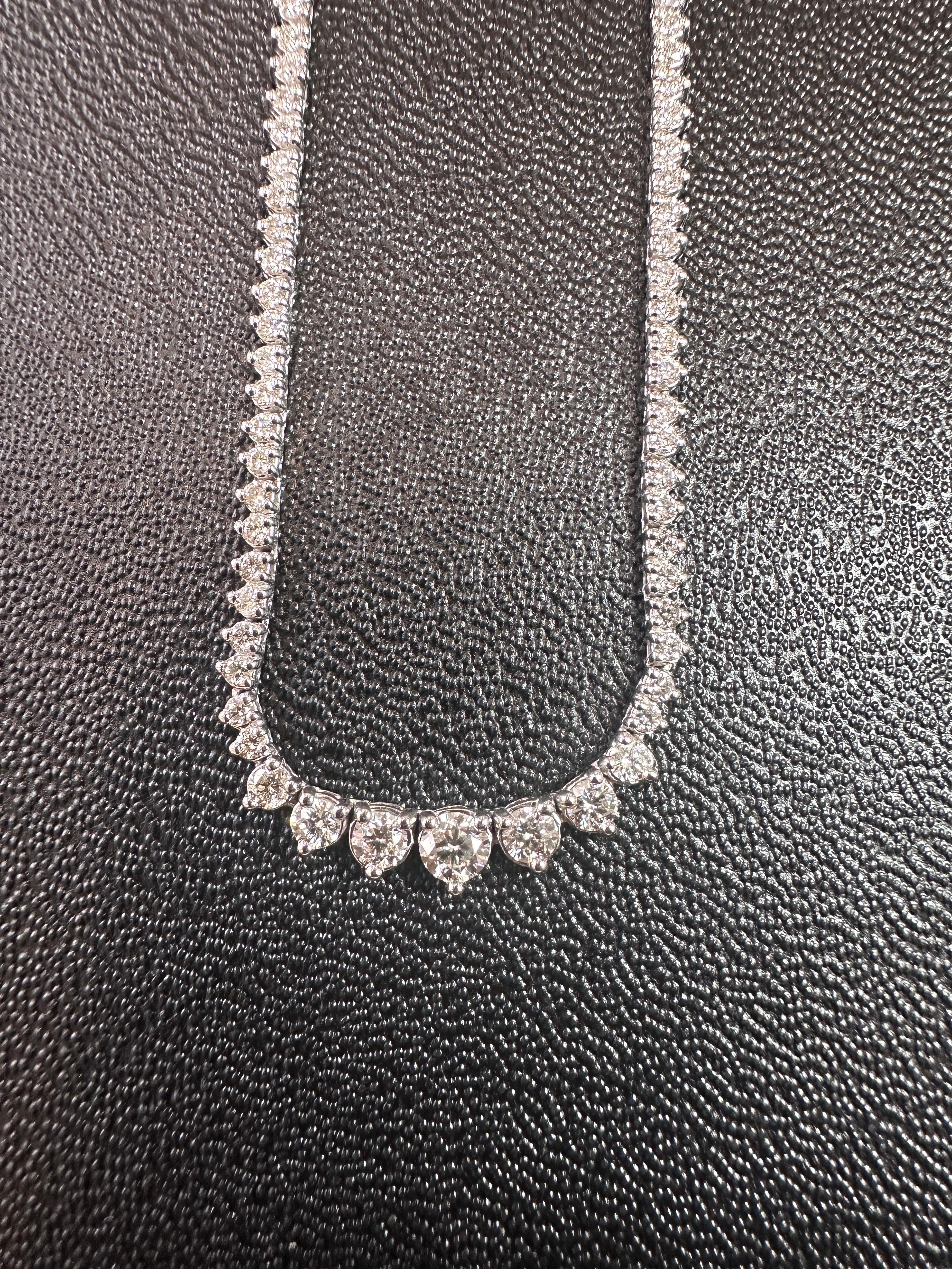 Taille ronde Collier de tennis en or blanc 14 carats à diamants gradués de 4 carats, serti à 3 branches en vente