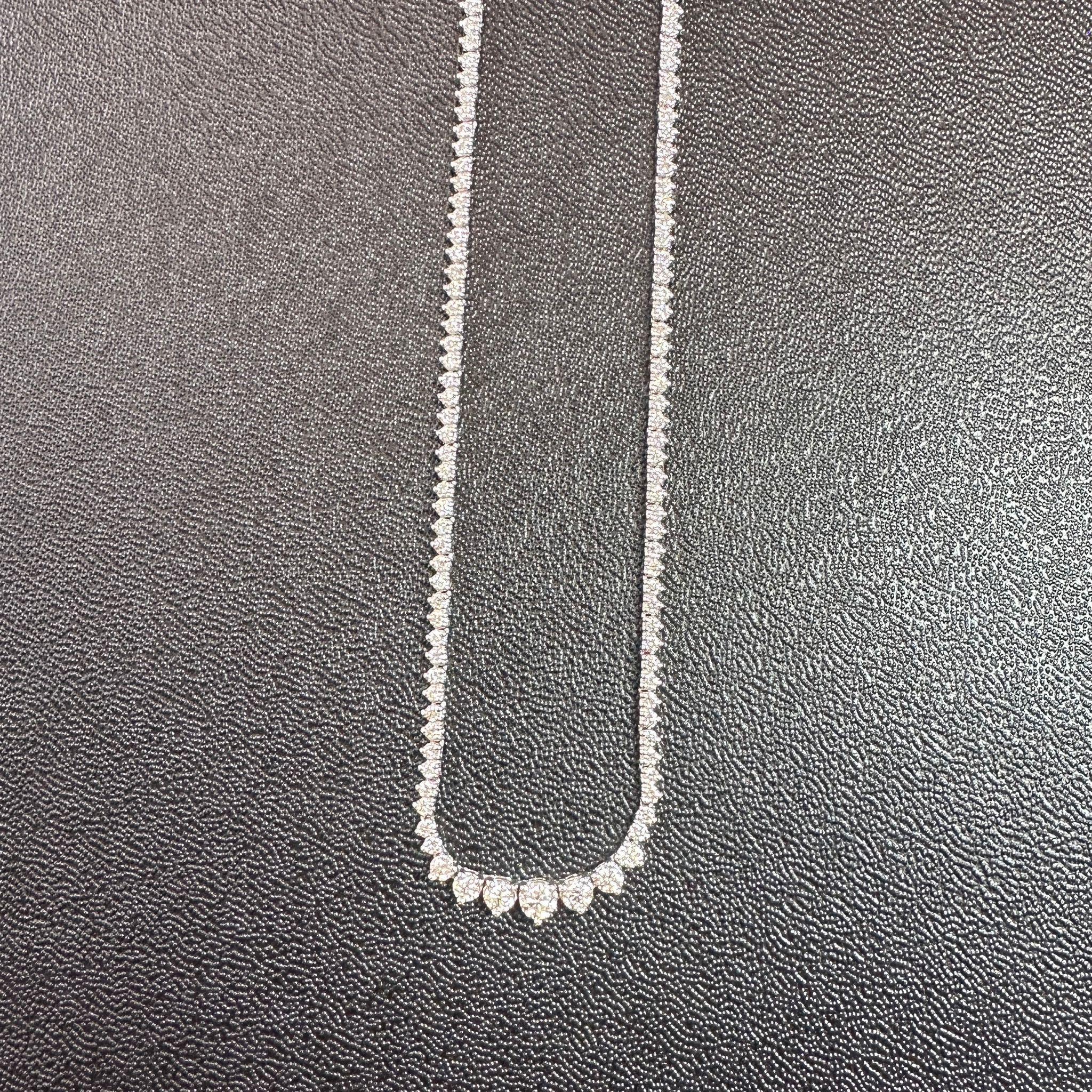 Collier de tennis en or blanc 14 carats à diamants gradués de 4 carats, serti à 3 branches Neuf - En vente à New York, NY