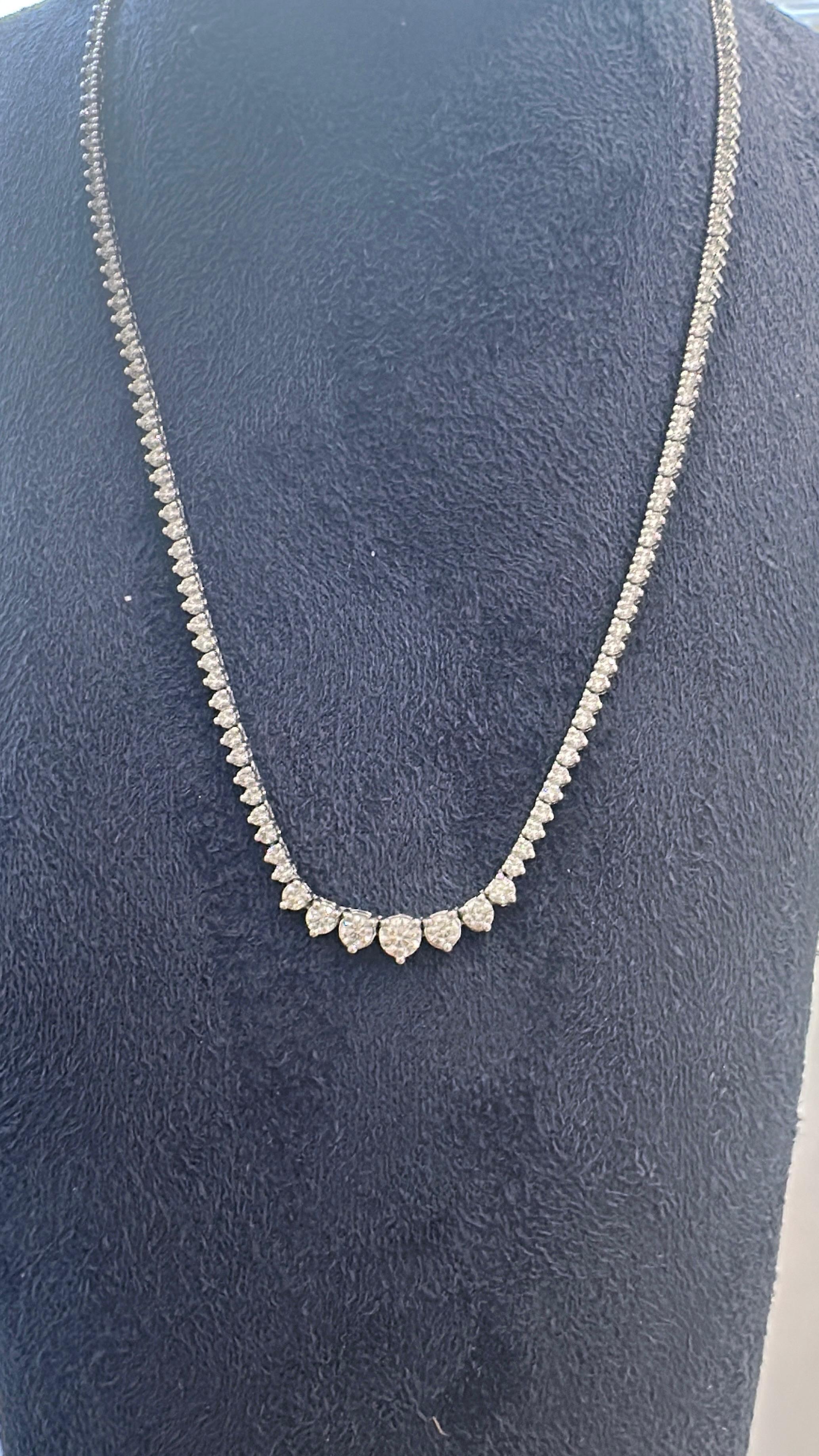 Collier de tennis en or blanc 14 carats à diamants gradués de 4 carats, serti à 3 branches en vente 1