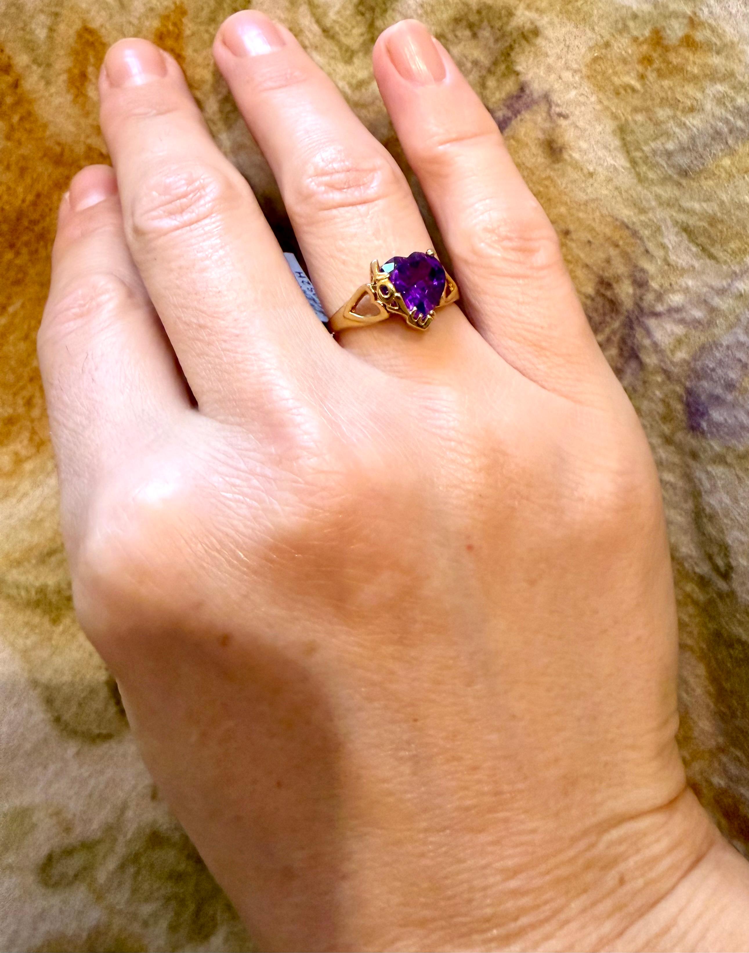 Bague cocktail en or jaune 18 carats avec améthyste en forme de coeur de 4 carats en vente 12