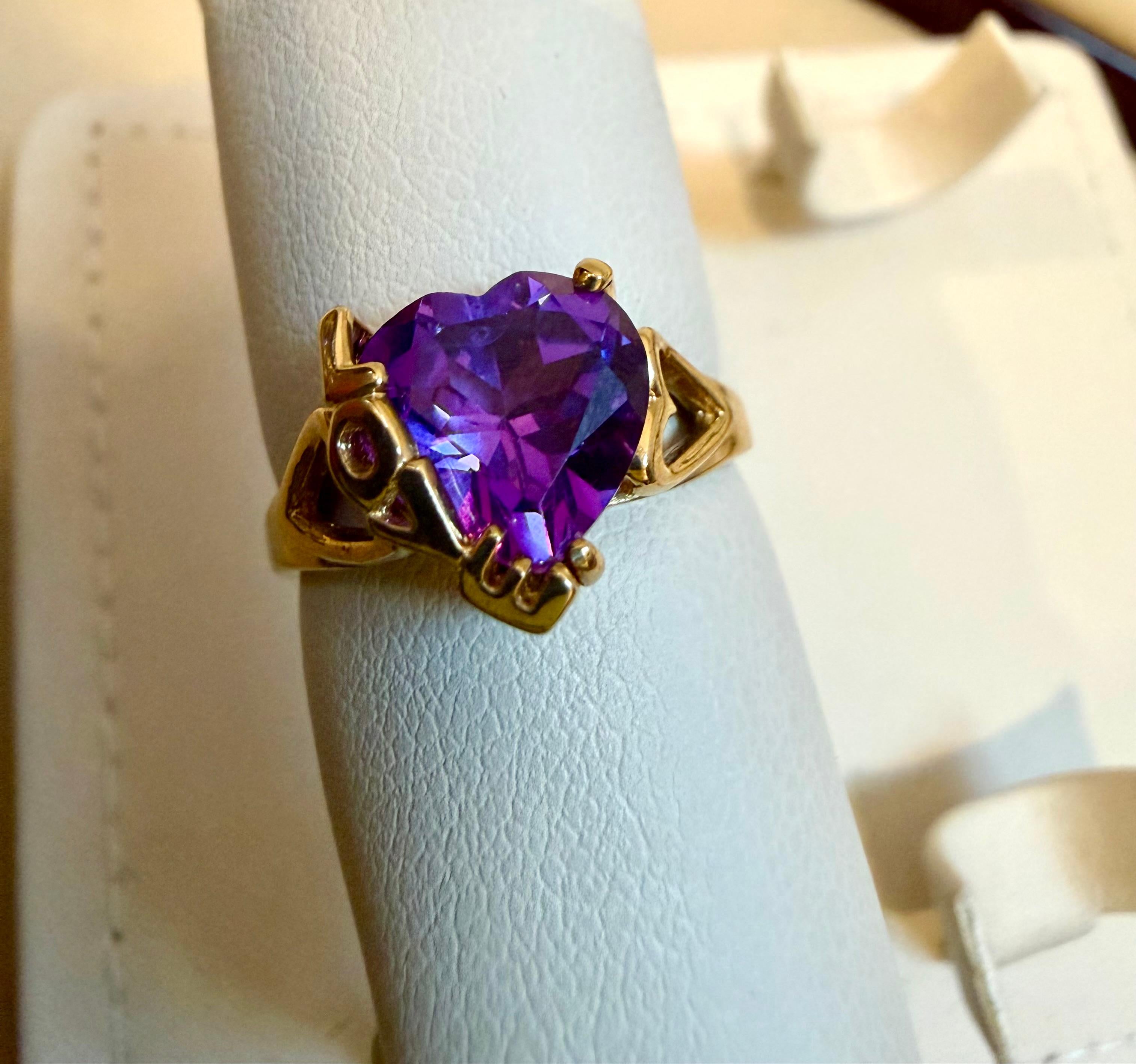 Taille cœur Bague cocktail en or jaune 18 carats avec améthyste en forme de coeur de 4 carats en vente