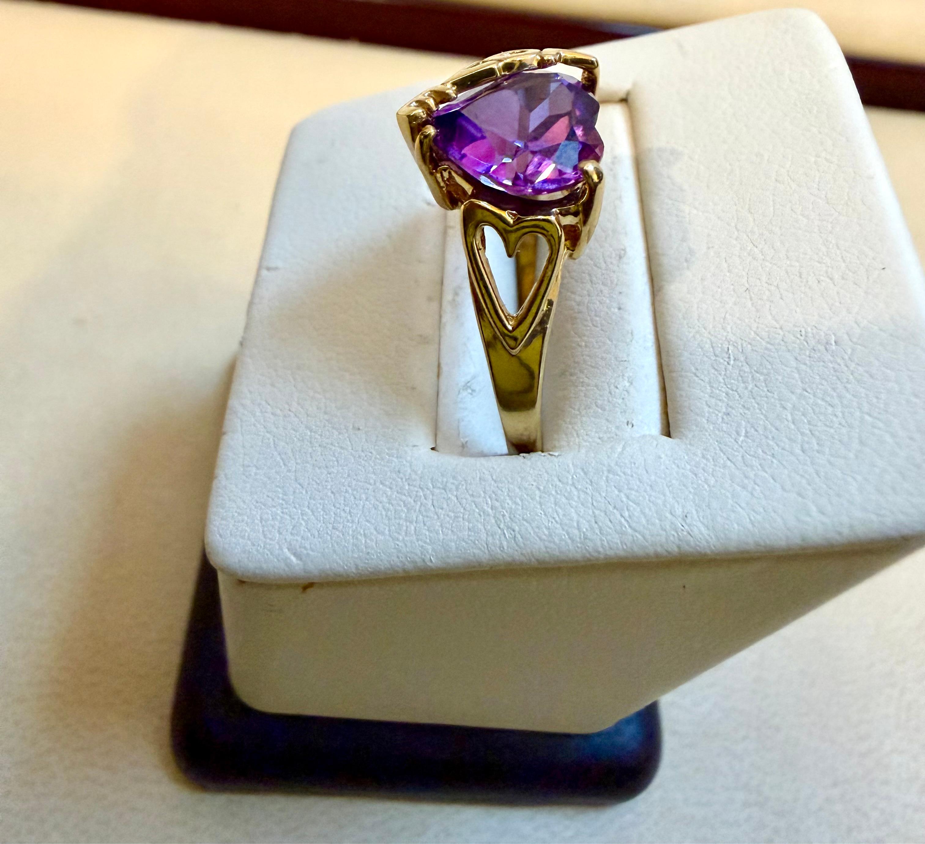 Bague cocktail en or jaune 18 carats avec améthyste en forme de coeur de 4 carats en vente 2