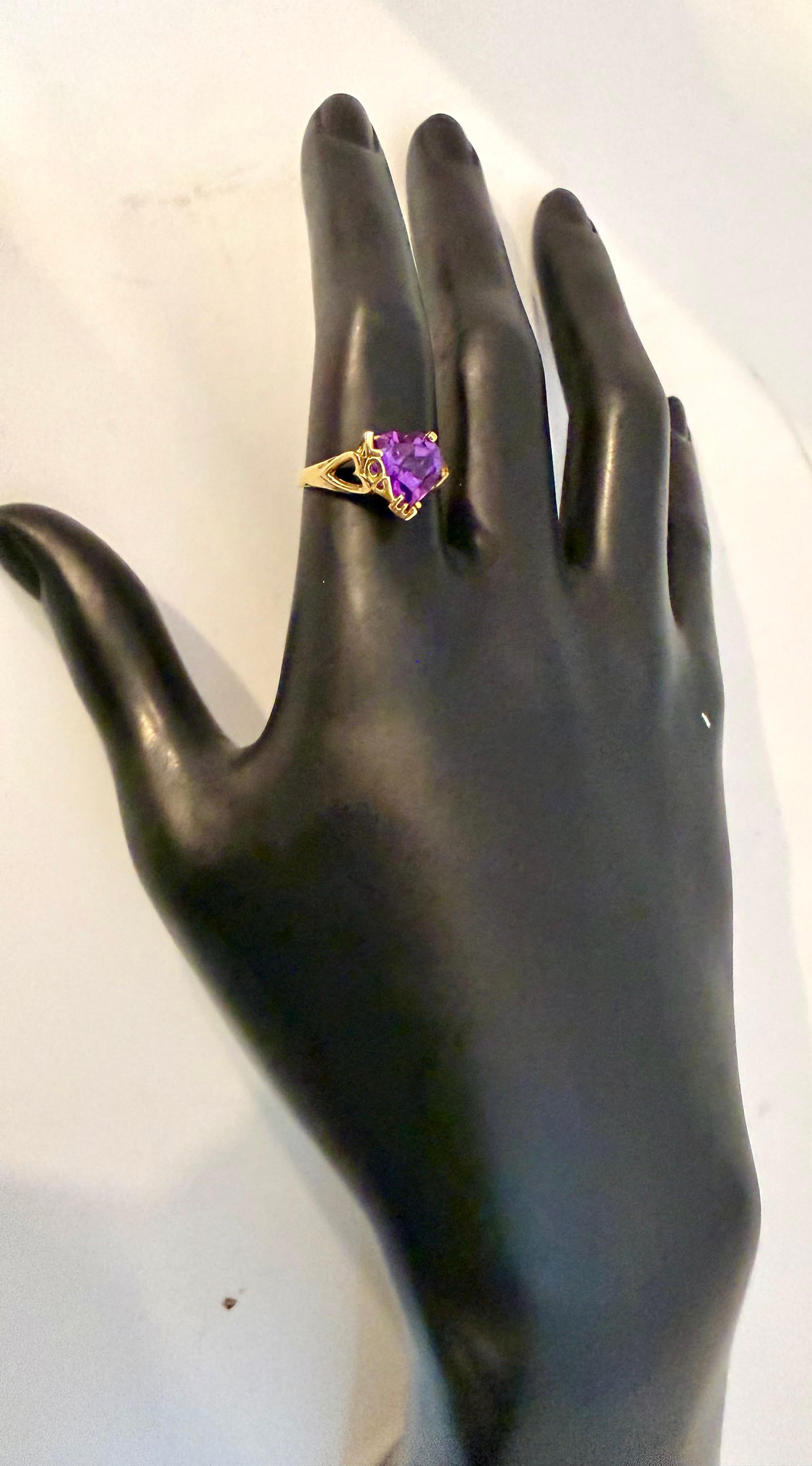 Bague cocktail en or jaune 18 carats avec améthyste en forme de coeur de 4 carats en vente 4