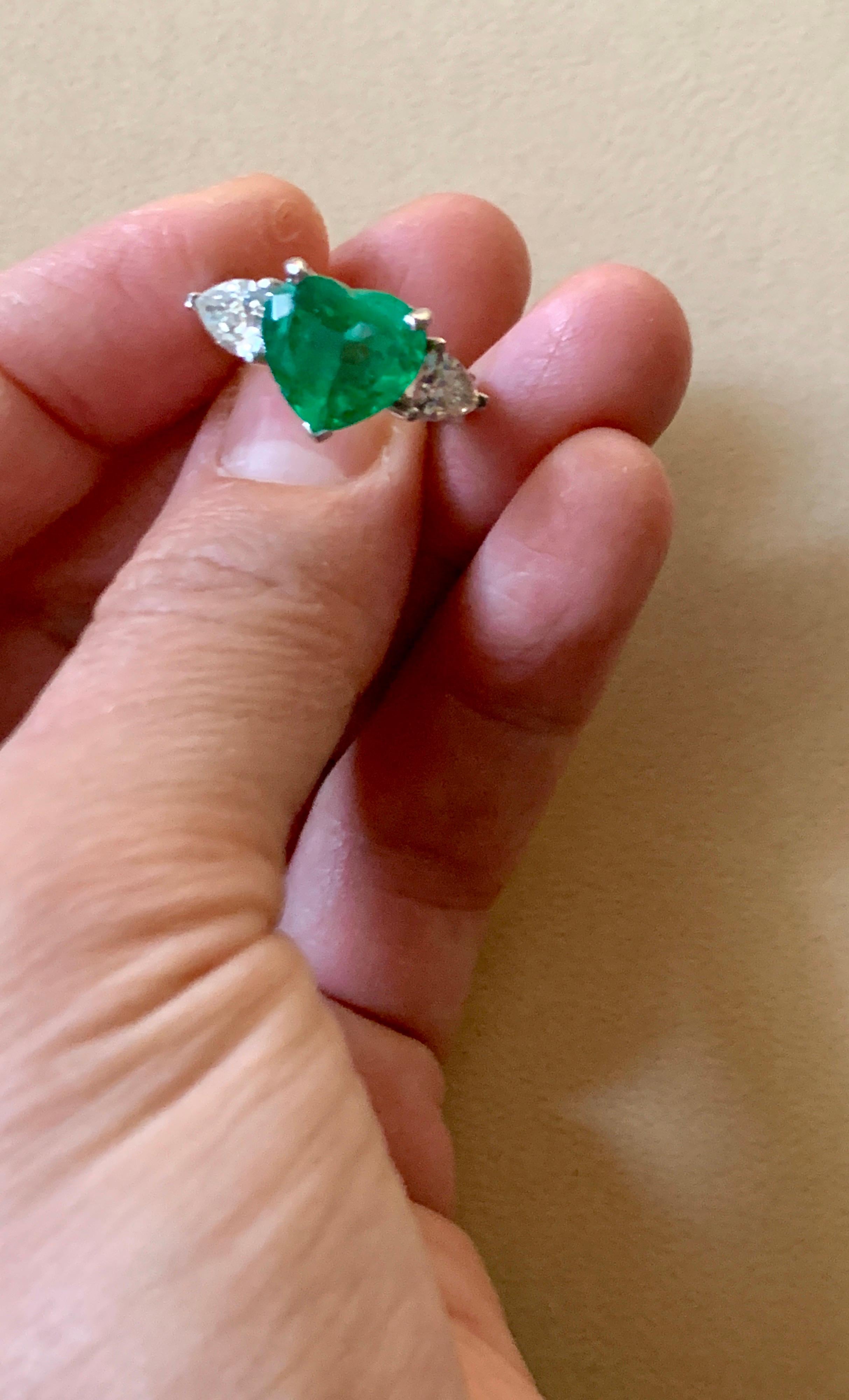 4 Carat Heart Shape Colombian Emerald & 1.3 Ct Diamond 18 Karat Gold Ring Estate For Sale 2