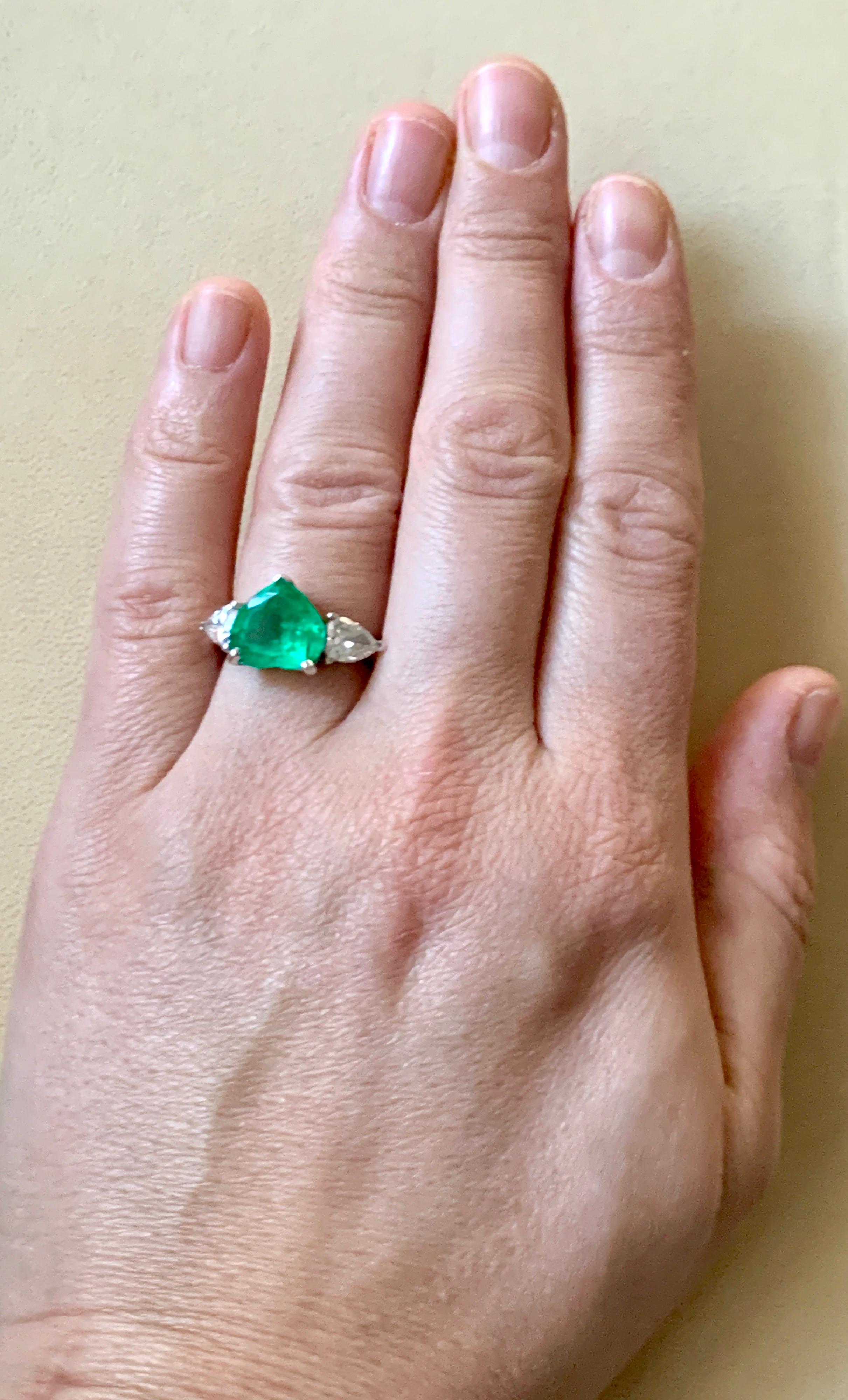 4 Carat Heart Shape Colombian Emerald & 1.3 Ct Diamond 18 Karat Gold Ring Estate For Sale 3