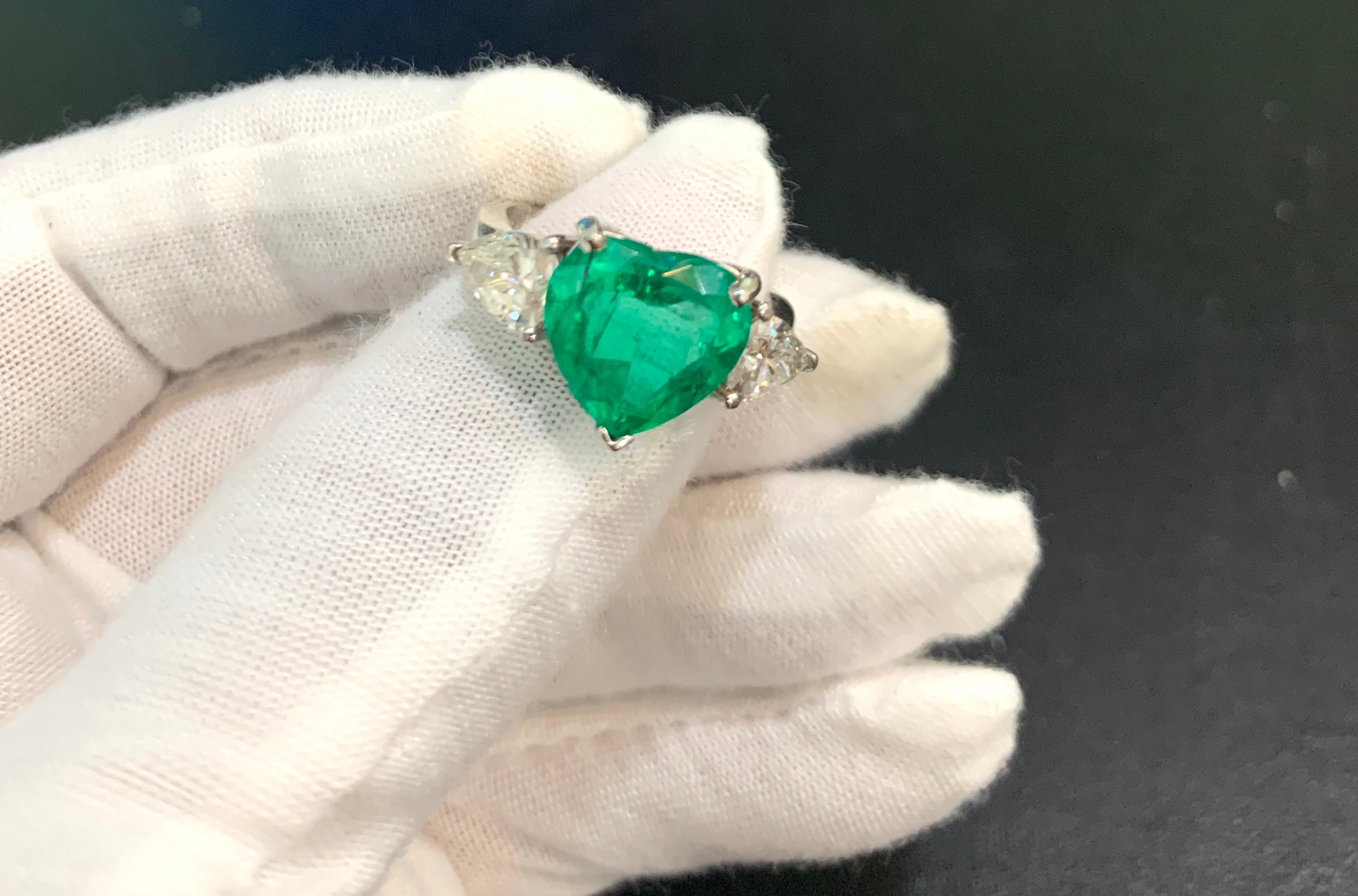 De las mujeres Esmeralda colombiana en forma de corazón de 4 quilates y diamante de 1,3 quilates Anillo de oro de 18 quilates Estate en venta