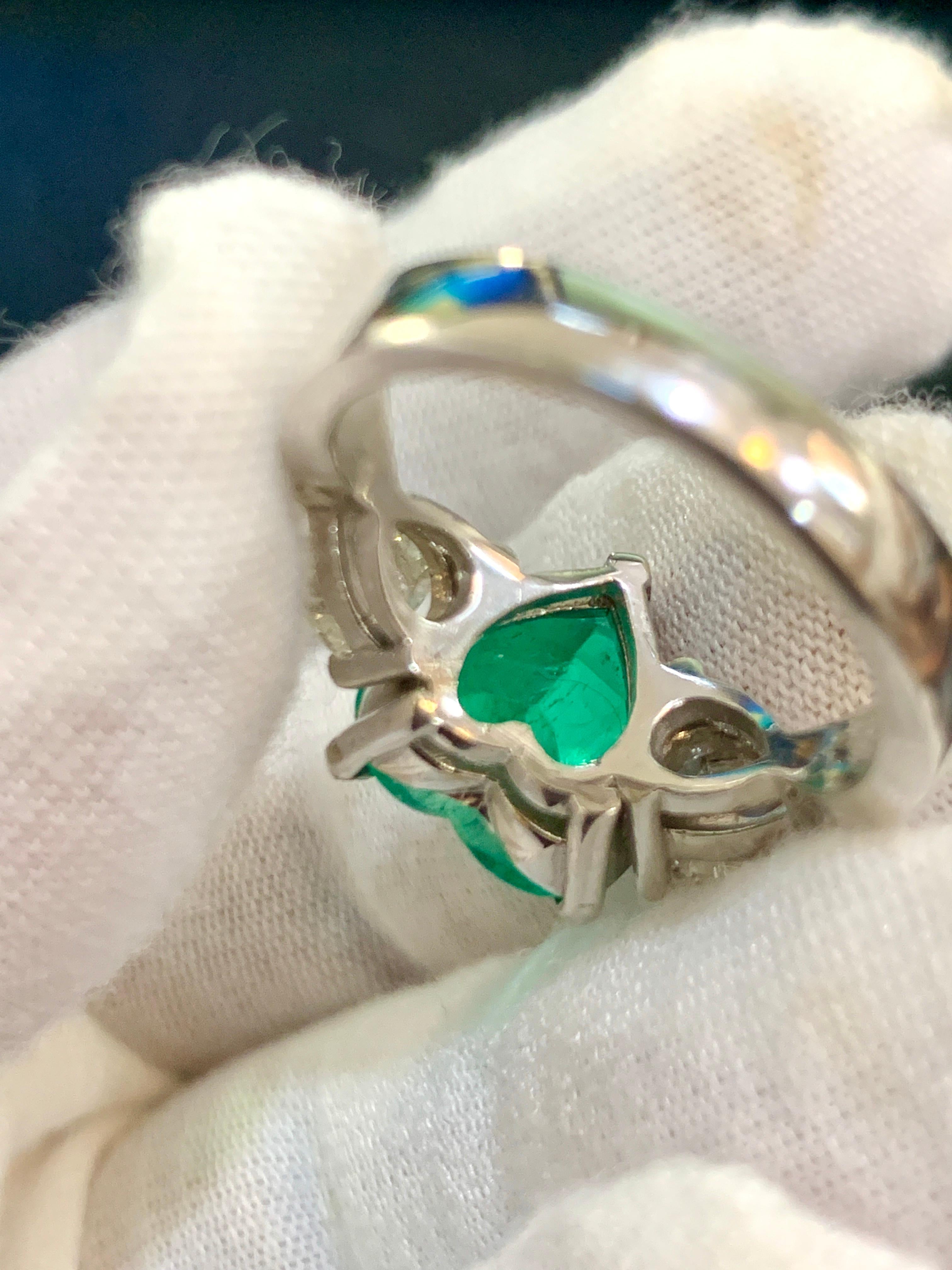 Esmeralda colombiana en forma de corazón de 4 quilates y diamante de 1,3 quilates Anillo de oro de 18 quilates Estate en venta 2