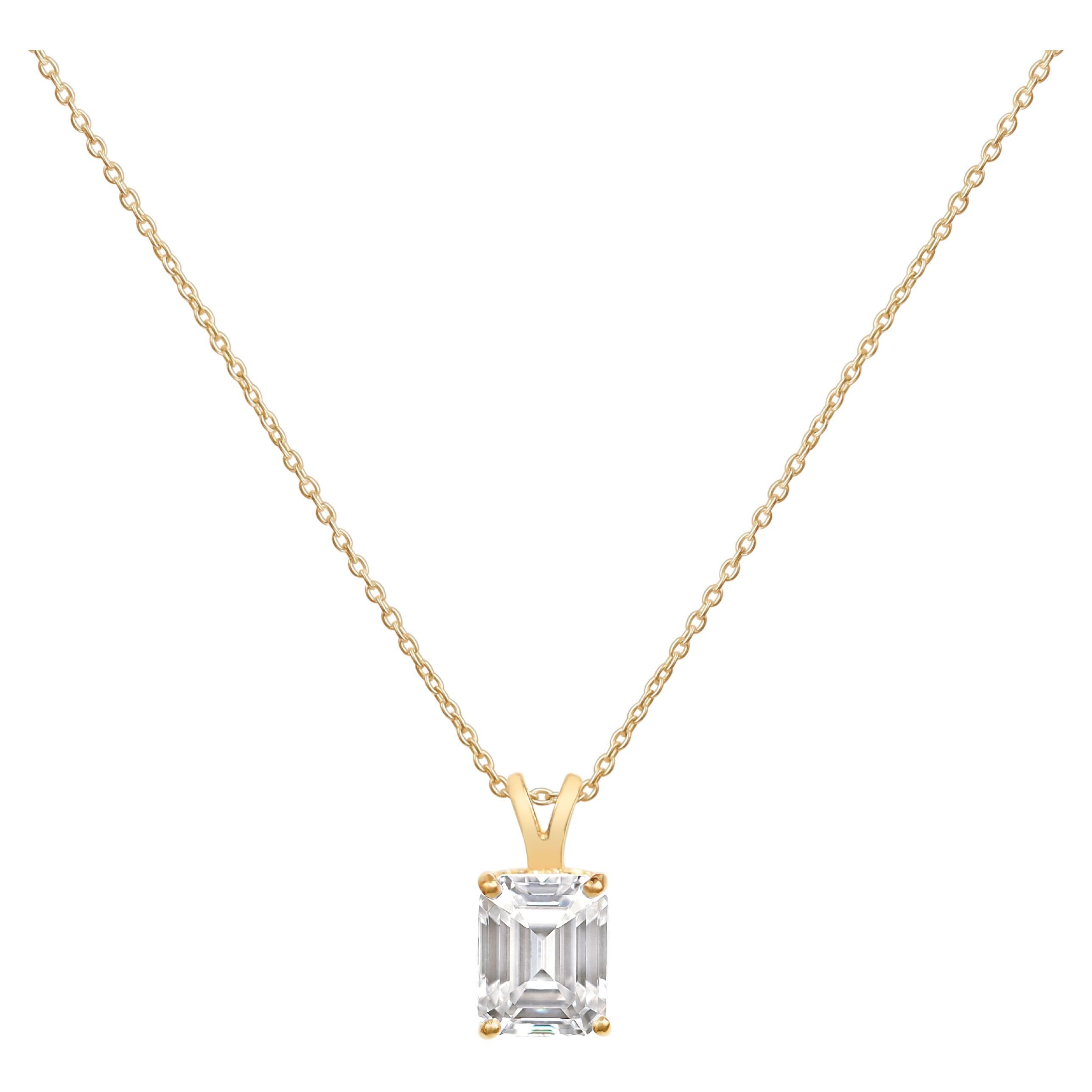 GIA Report Certified 4 Carat Emerald Cut Diamond 18k Yellow Gold Pendentif pour elle