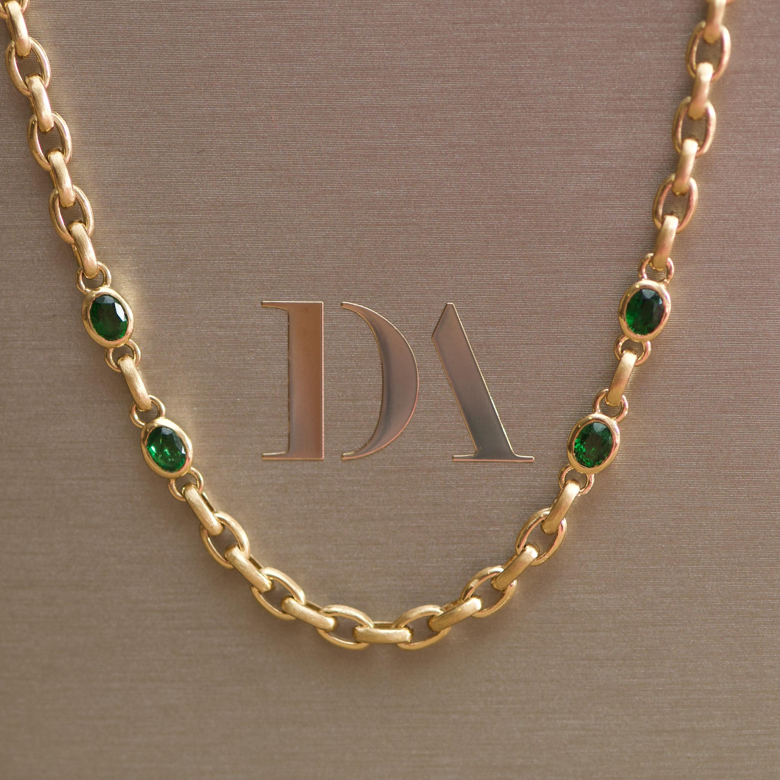 4 Carat Intense Green Tsavorite 18 Karat Matte Yellow Gold Necklace Chain In New Condition In Singapore, SG