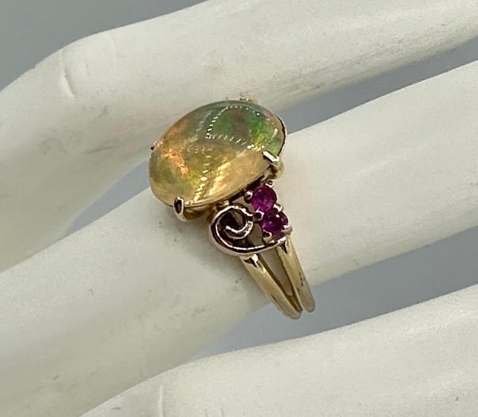 Dies ist eine spektakuläre antike Retro - Art Deco Vier Karat Mexican Feuer Opal und Rubin Ring.  Der Ring ist aus 14 Karat Gold.  Der funkelnde ovale mexikanische Feueropal hat etwa 4 Karat und ist einer der schönsten Feueropale, die wir je gesehen
