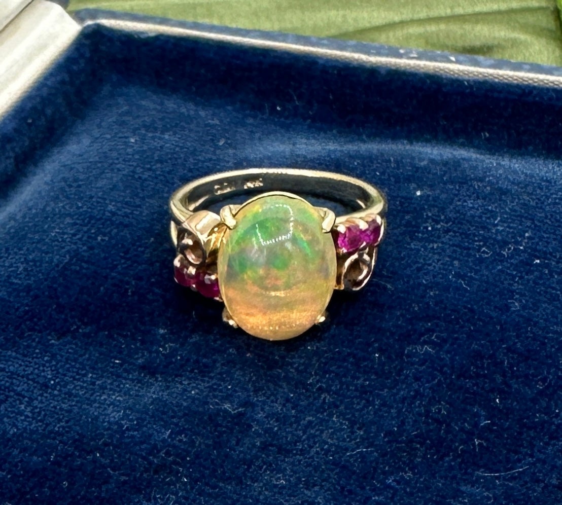 Cabochon 4 Carat Mexican Fire Opal Ruby Ring 14 Karat Gold Art Deco Retro Cocktail Ring For Sale