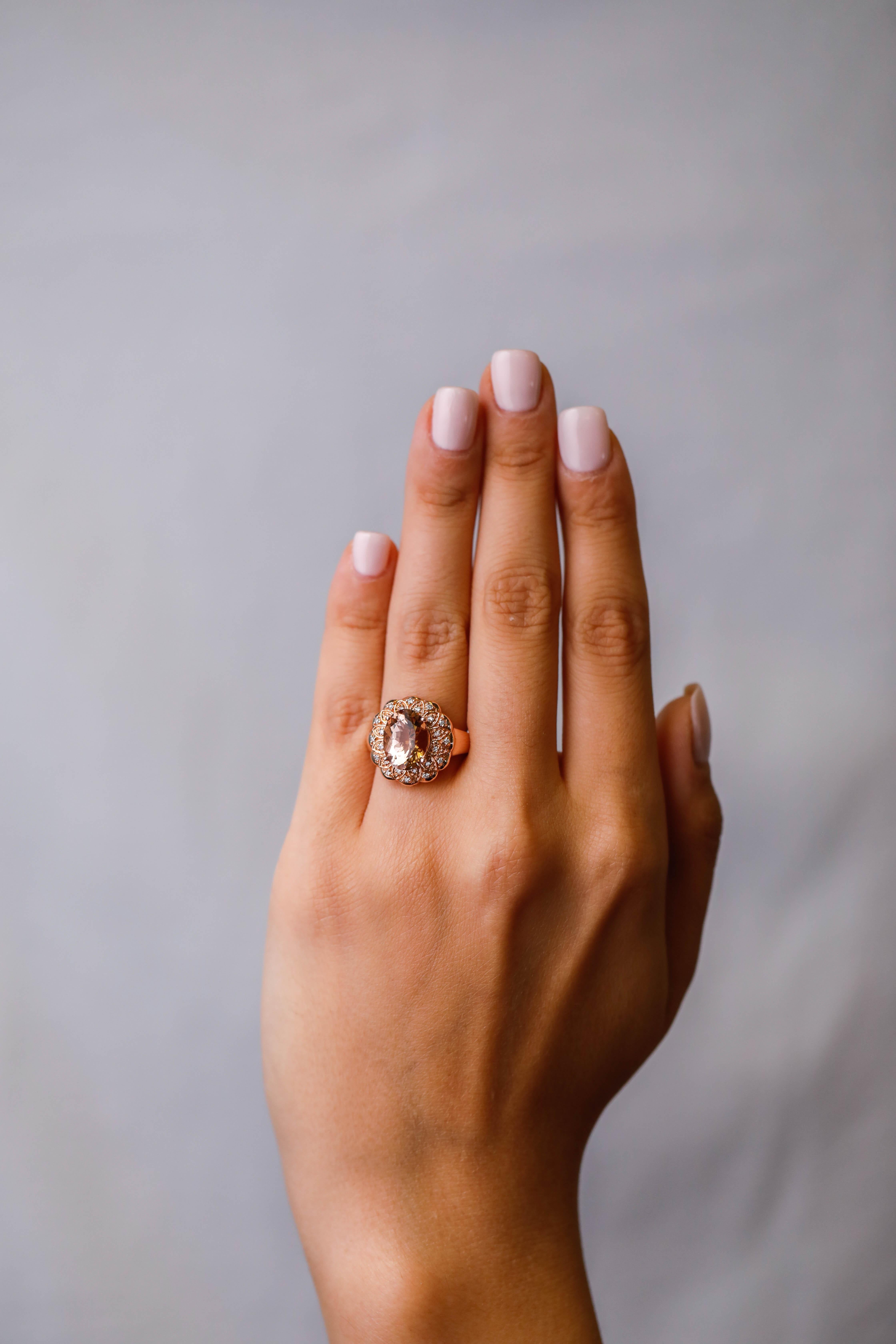 Ovaler ovaler rosa Morganit-Diamant-Akzent-Verlobungsring aus 14k Roségold (Ovalschliff) im Angebot