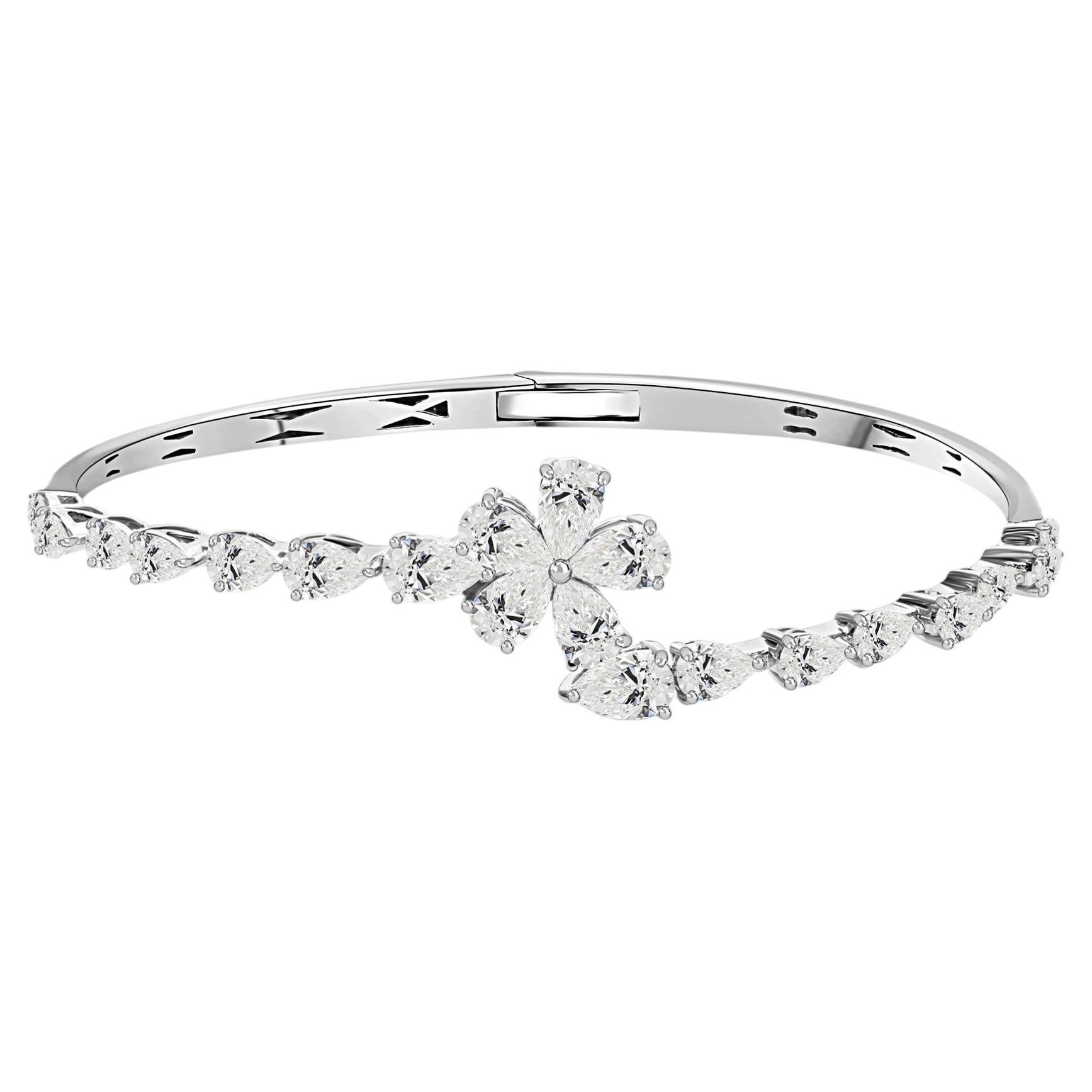 Bracciale rigido con grappolo floreale di diamanti naturali da 4 carati con taglio a pera, in oro bianco 18 carati