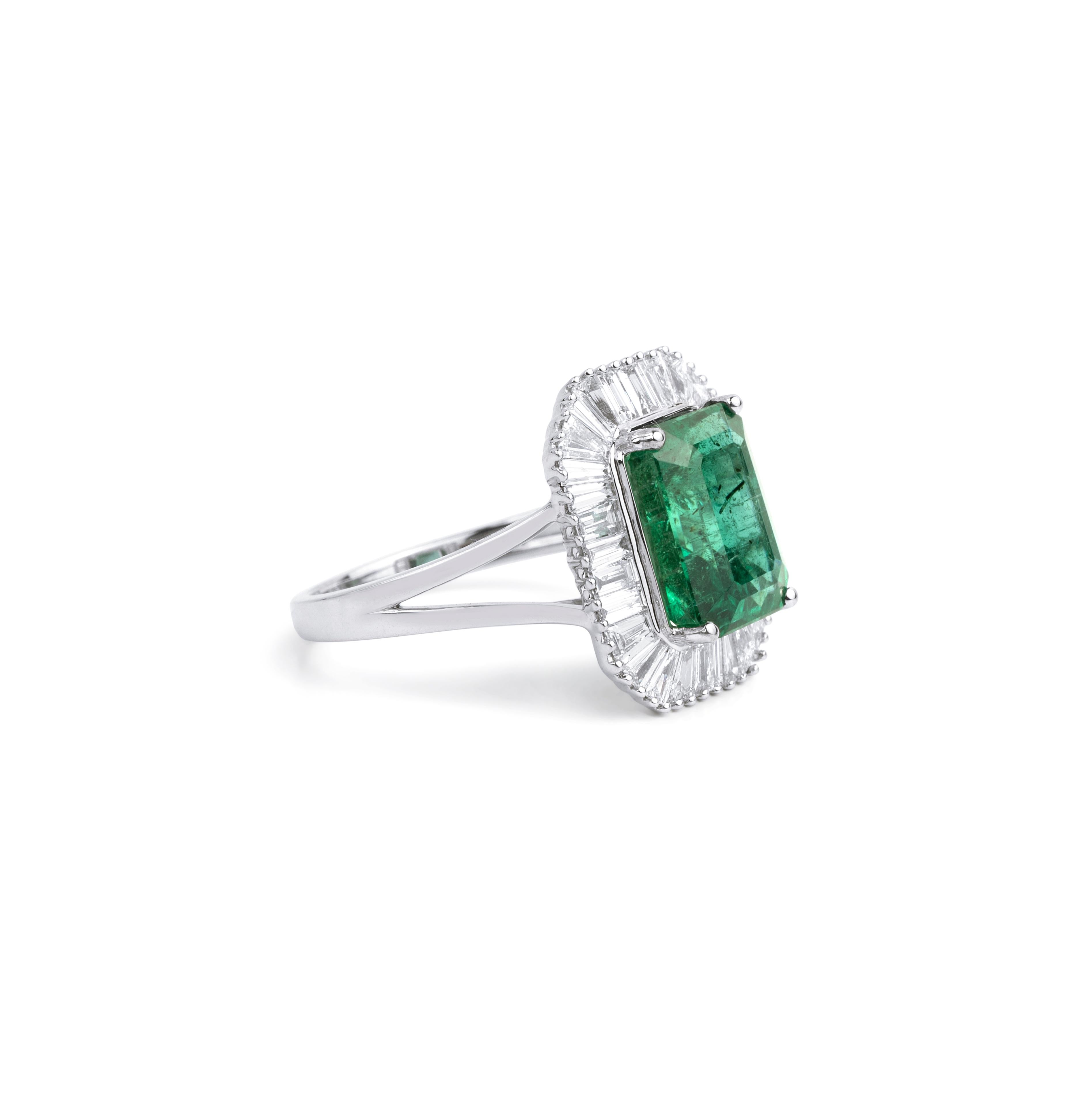 Art Deco 4 Carat Natural Emerald Diamond Cocktail Engagement Ring 18k White Gold For Sale