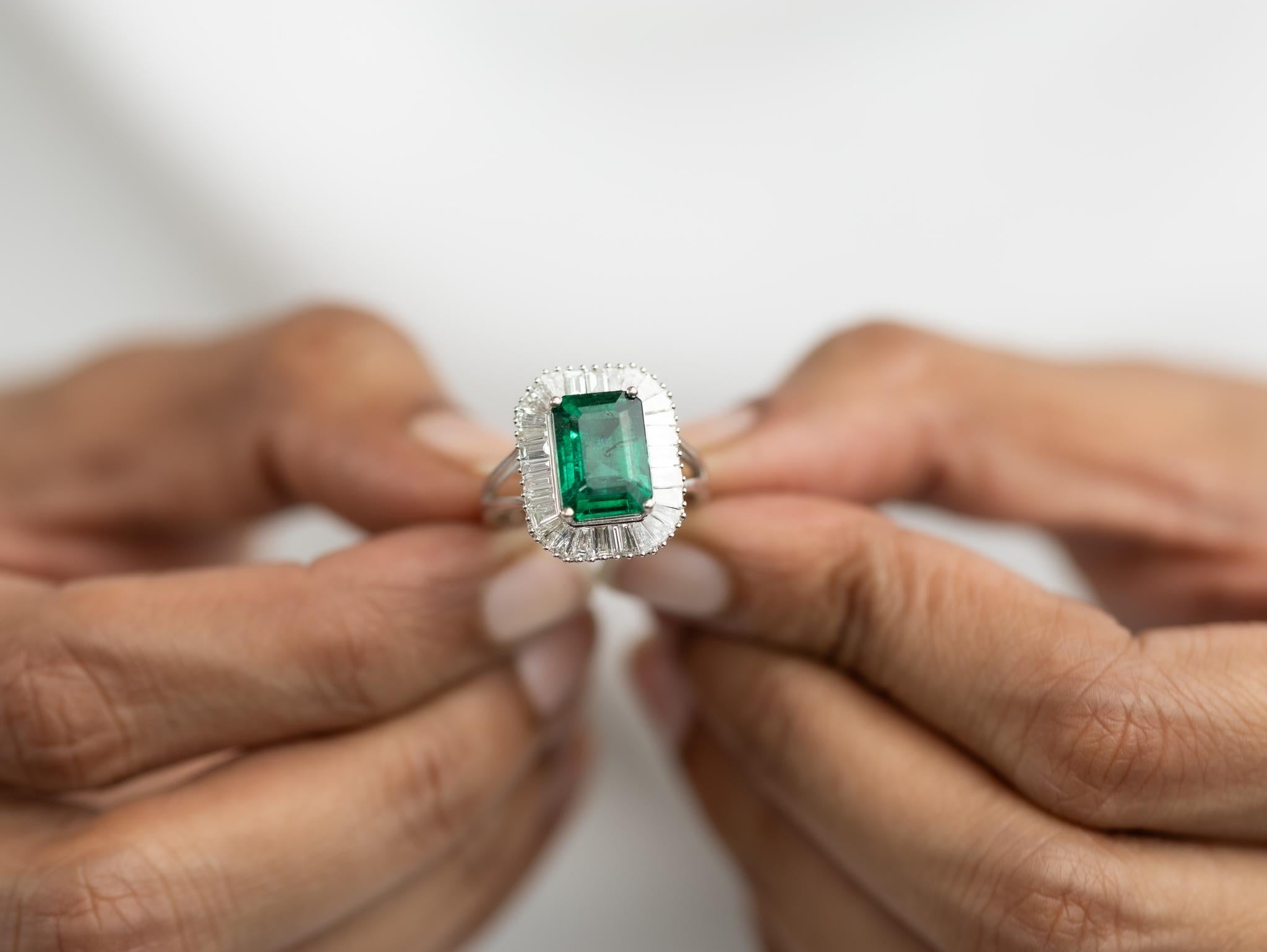 4 Carat Natural Emerald Diamond Cocktail Engagement Ring 18k White Gold For Sale 1