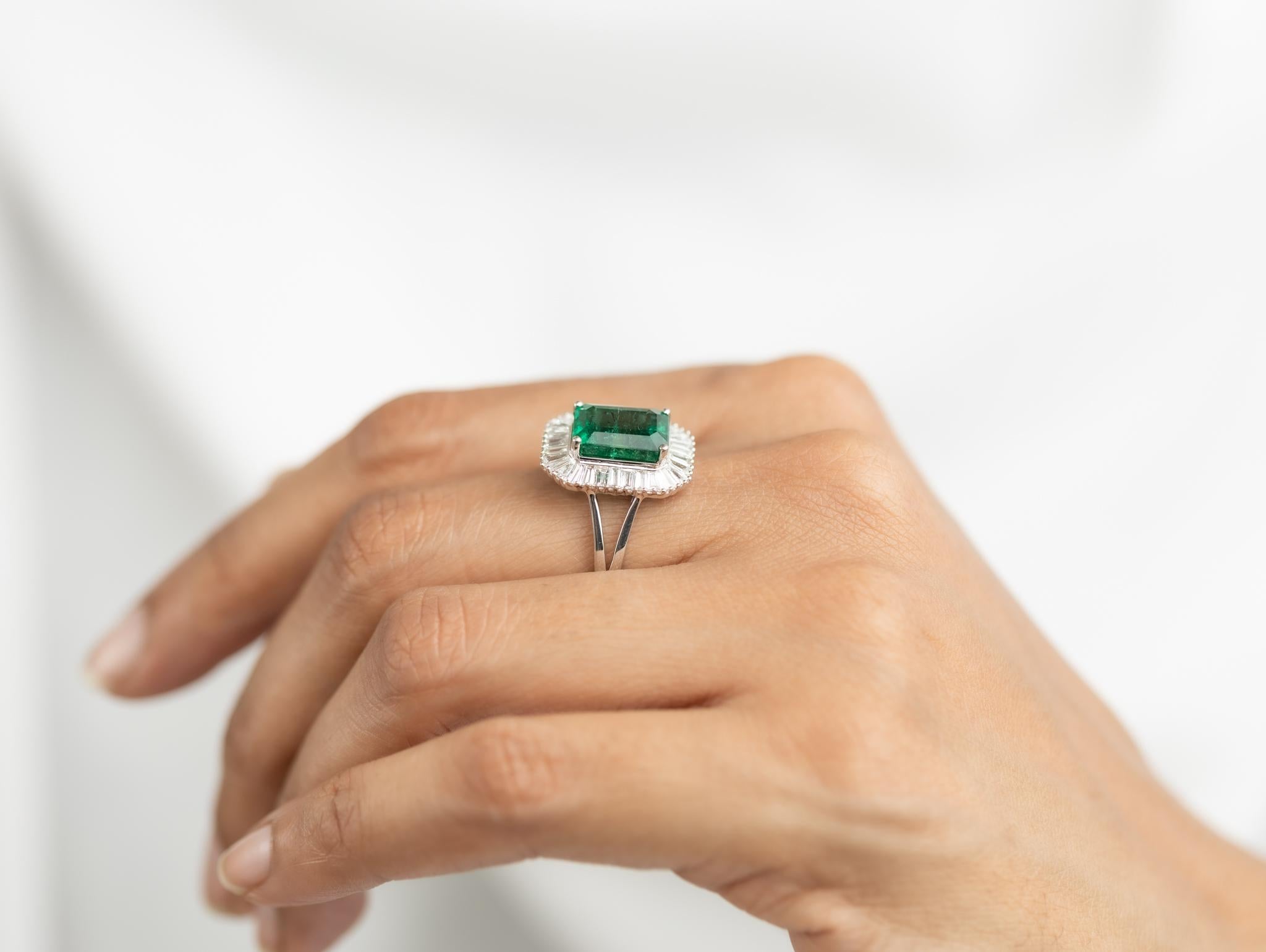 4 Carat Natural Emerald Diamond Cocktail Engagement Ring 18k White Gold For Sale 2
