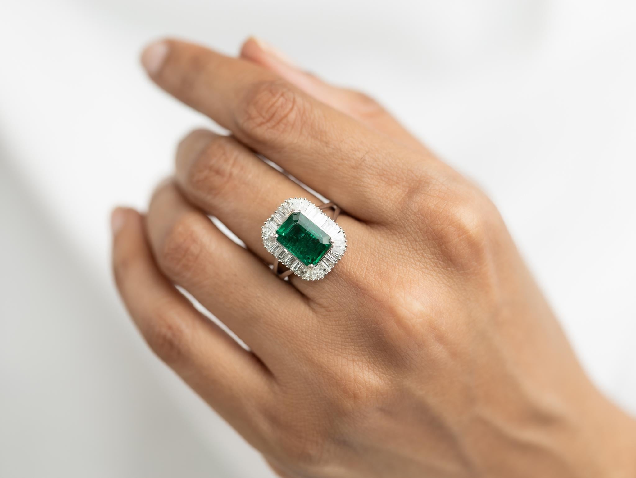 4 Carat Natural Emerald Diamond Cocktail Engagement Ring 18k White Gold For Sale 3