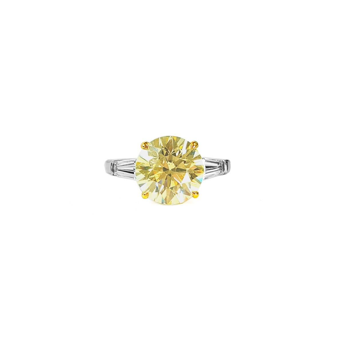 Rehaussez votre collection de bijoux fins avec cette exceptionnelle bague en diamant rond brillant Natural Fancy Yellow de 4 carats, fabriquée à la main pour un maximum d'éclat et de sophistication. Le diamant jaune fantaisie de 4 carats, classé VS2