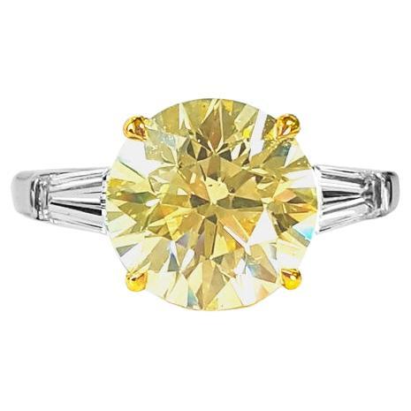4 Carat Natural Round Cut Fancy Yellow Diamond Three-Stone Engagement Ring GIA (bague de fiançailles à trois pierres)