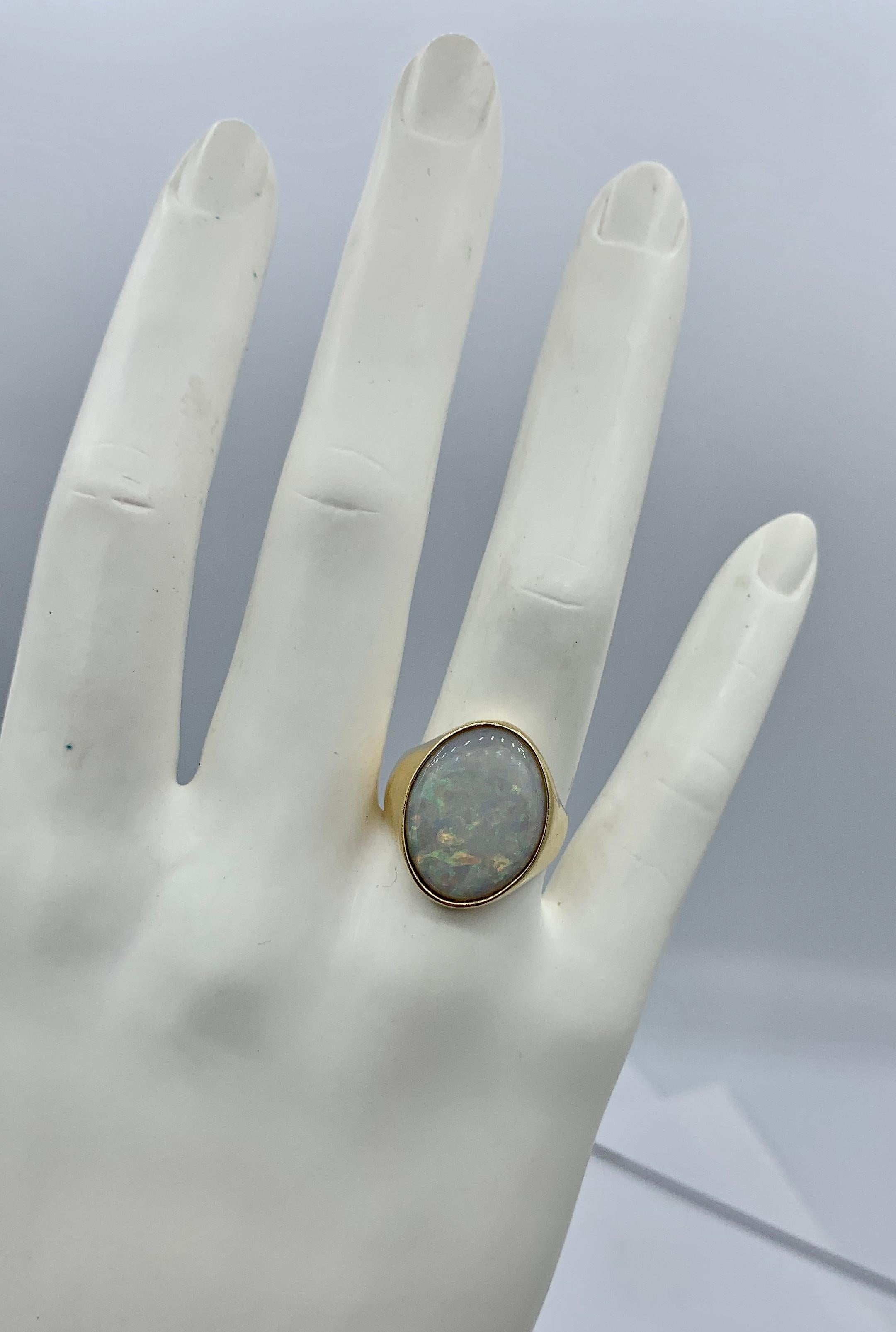 Taille cabochon Bague rétro Eames en or 14 carats avec opale de 4 carats, style mi-siècle moderne, époque médiévale en vente
