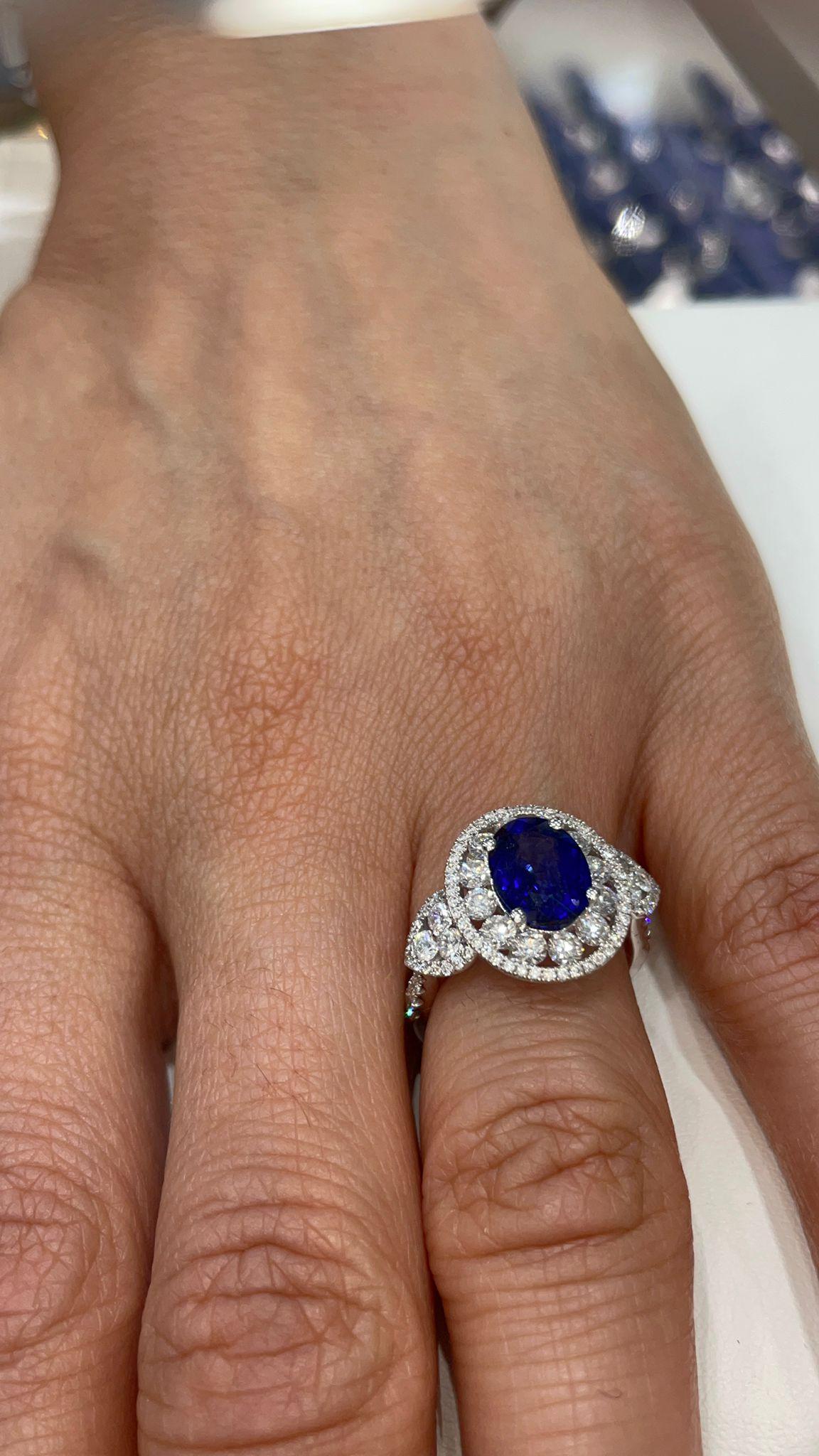 4 Carat Oval Cut Blue Sapphire Ring Certified In New Condition For Sale In New York, NY