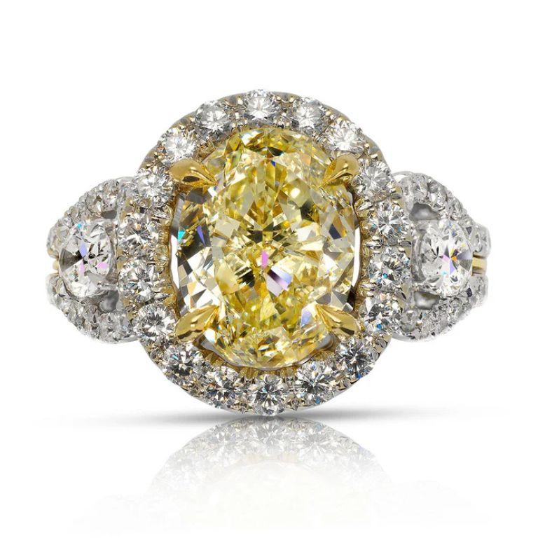 LIZA - ANILLO DE COMPROMISO CON HALO Y TRES PIEDRAS DE DIAMANTE AMARILLO CLARO FANTASÍA TALLA OVAL DE MIKE NEKTA
CERTIFICADO GIA
Diamante central:
Peso en quilates: 3 quilates
Color : FANCY AMARILLO CLARO -FLY
Claridad: SI2
Estilo: OVAL