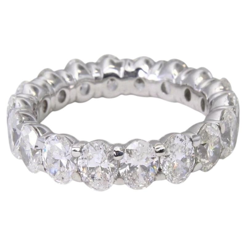 Eternity-Ring mit einem oval geschliffenen Diamanten von 4 Karat aus 18-karätigem Weißgold