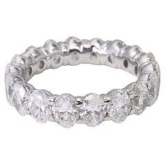 Eternity-Ring mit einem oval geschliffenen Diamanten von 4 Karat aus 18-karätigem Weißgold