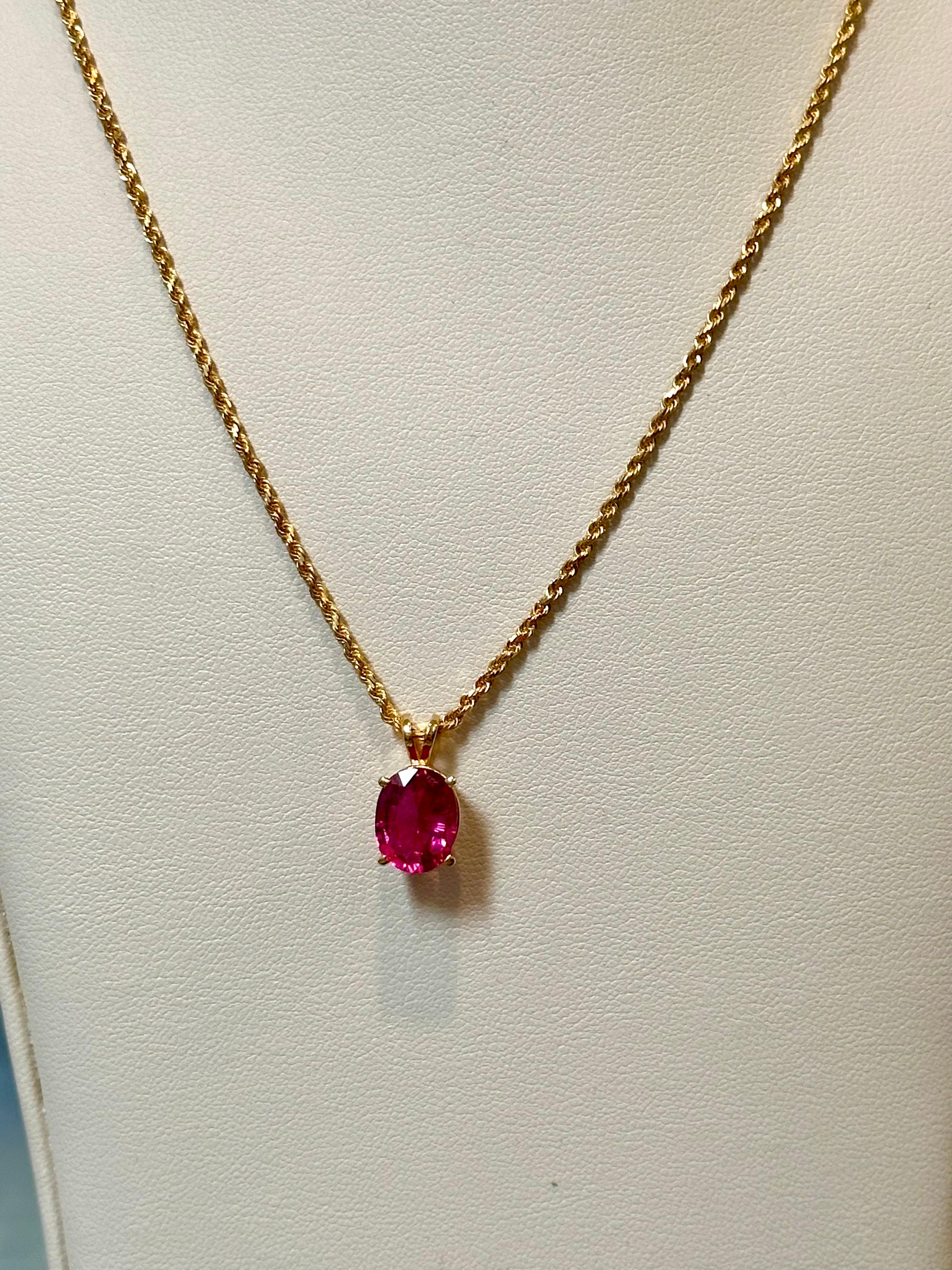 4 Karat Ovalschliff natürlicher rosa Turmalin 14 Karat Gelbgold Halskette im Angebot 1