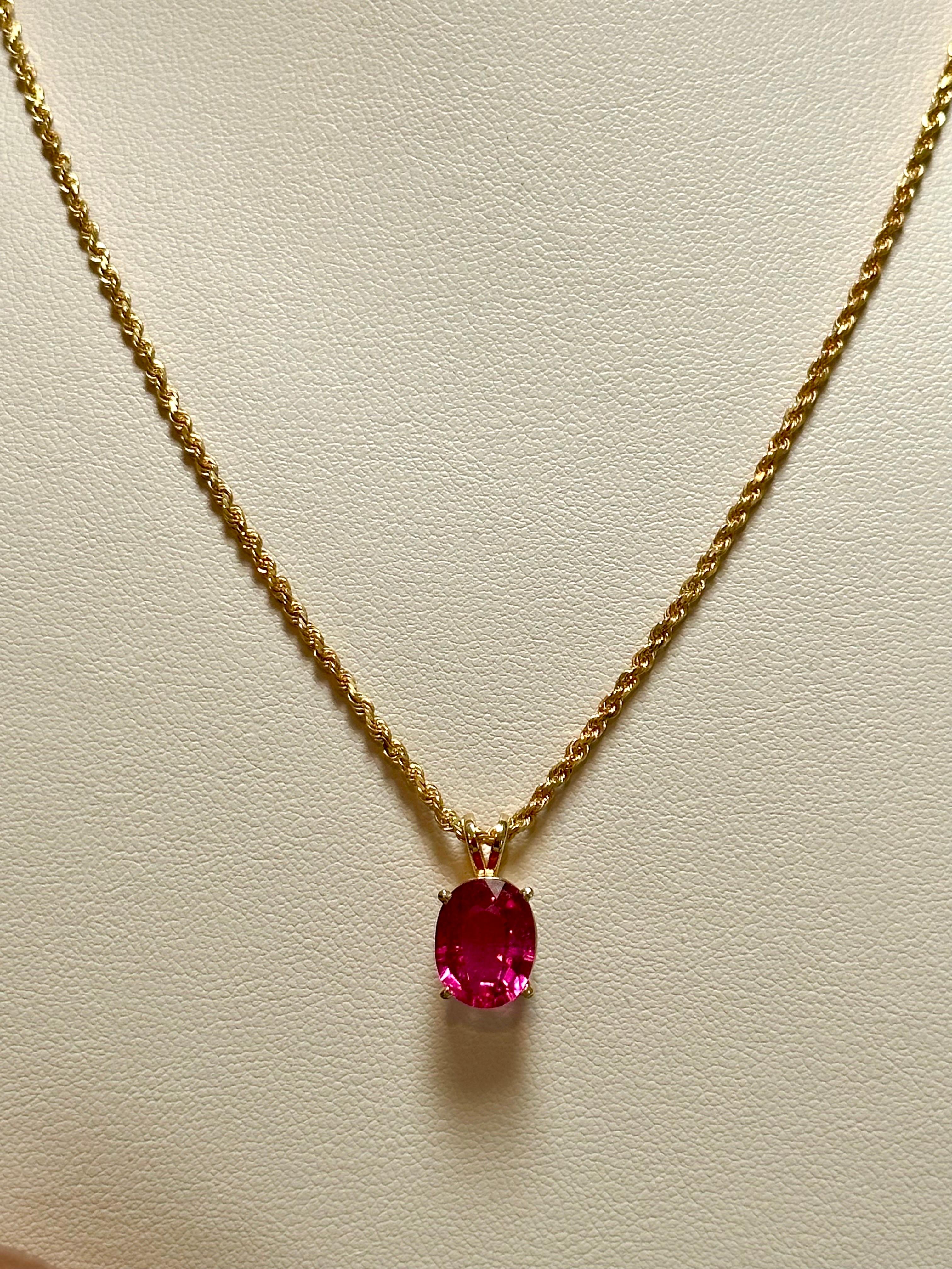 4 Karat Ovalschliff natürlicher rosa Turmalin 14 Karat Gelbgold Halskette im Angebot 3