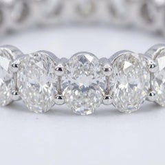 Alianza de eternidad con diamantes ovalados de 4 quilates en oro blanco de 18k