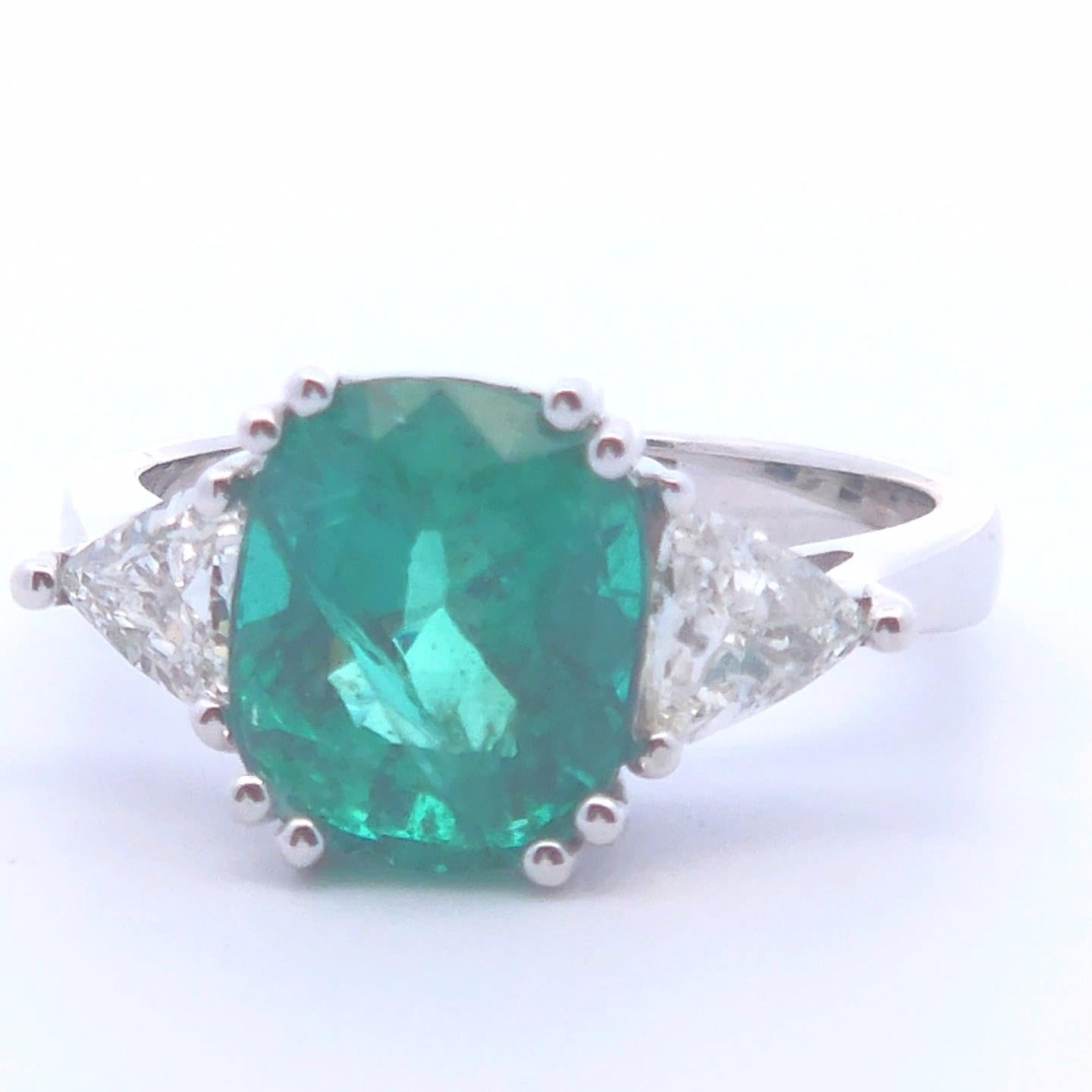 For Sale:  4 Carat Oval Emerald Diamond Ring in 14k Gold 2
