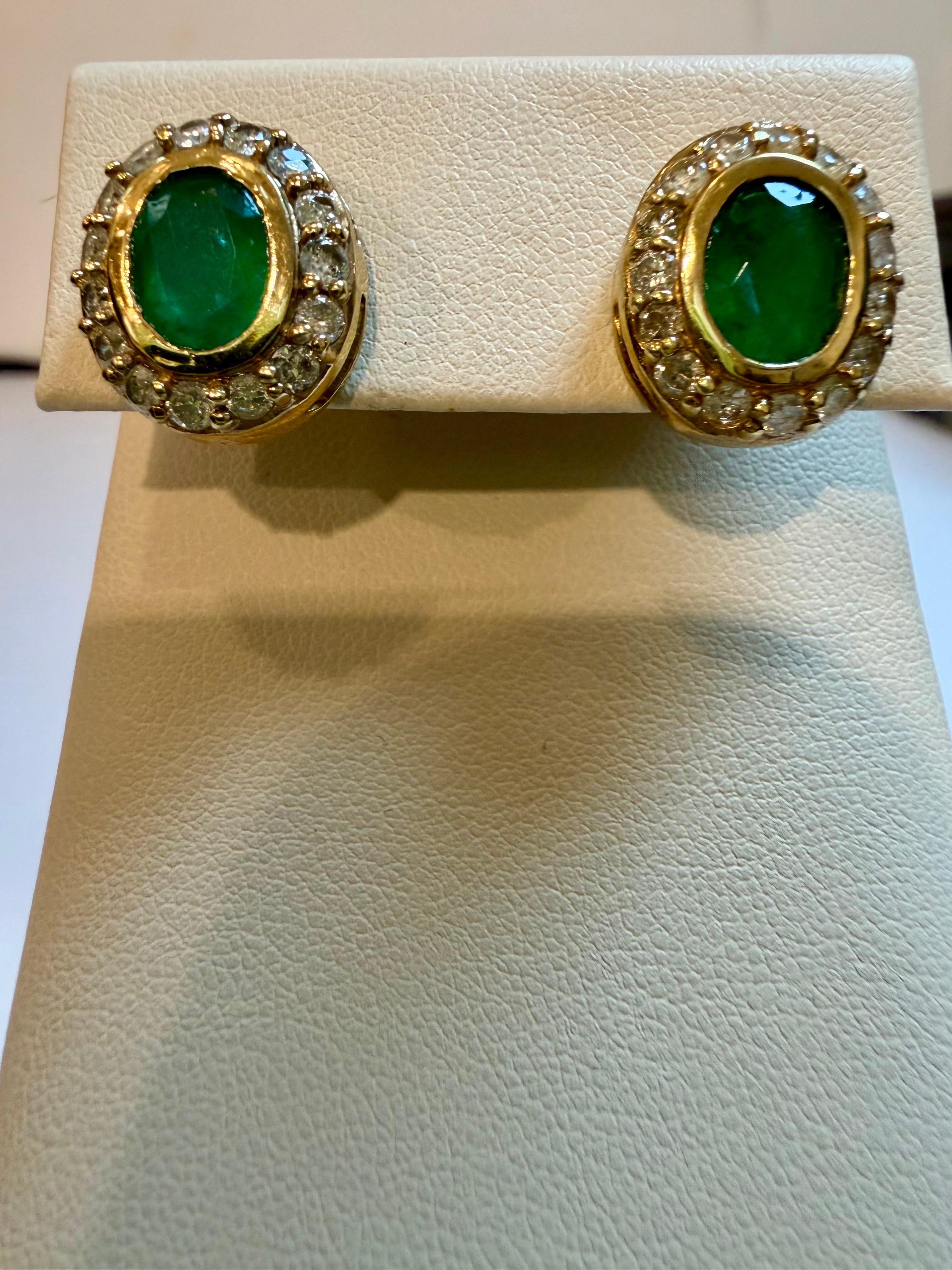 Boucles d'oreilles en or jaune 14 carats avec émeraude ovale de 4 carats et diamant de 1 carat. en vente 5