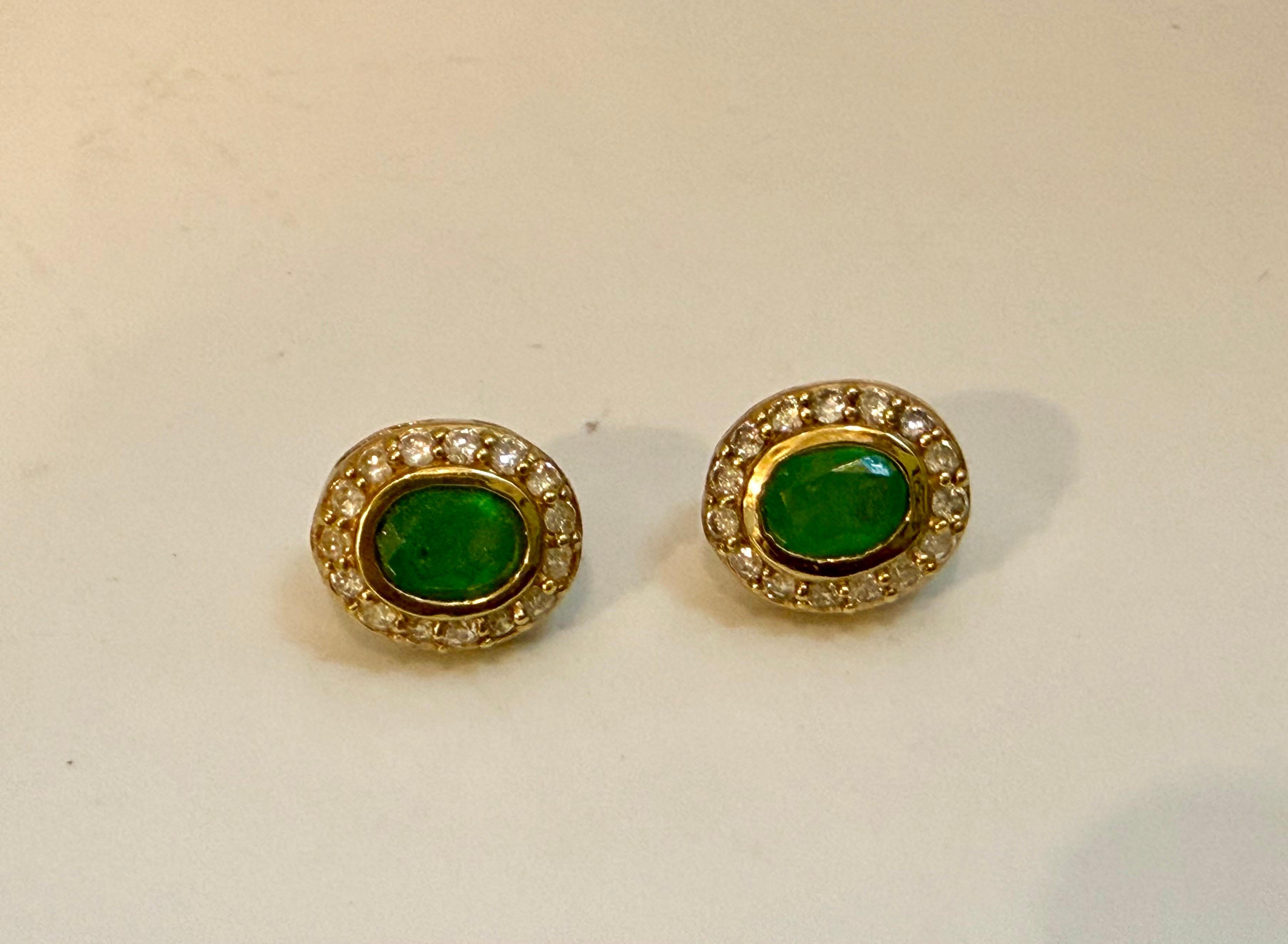 Boucles d'oreilles en or jaune 14 carats avec émeraude ovale de 4 carats et diamant de 1 carat. en vente 6